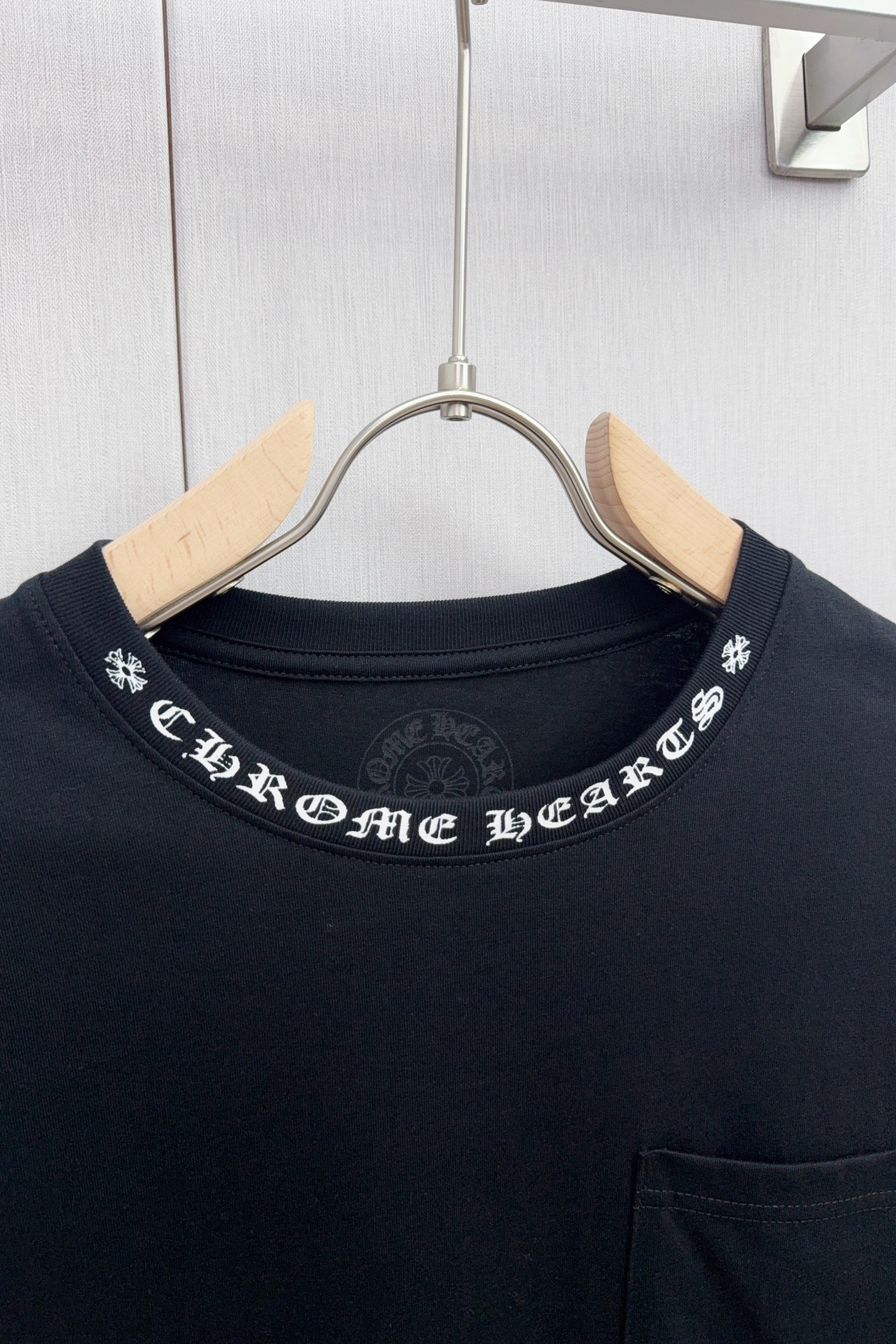 Review: Chrome Heartcroft Arm Cuffs T-shirt in Cotton with Stylish Design - 图片 4