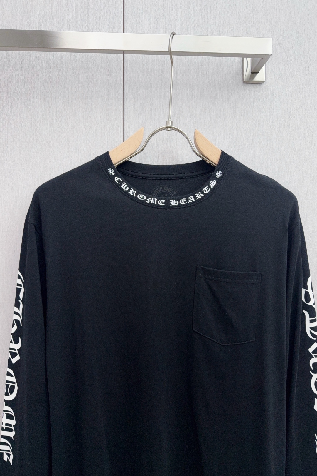 Review: Chrome Heartcroft Arm Cuffs T-shirt in Cotton with Stylish Design - 图片 3