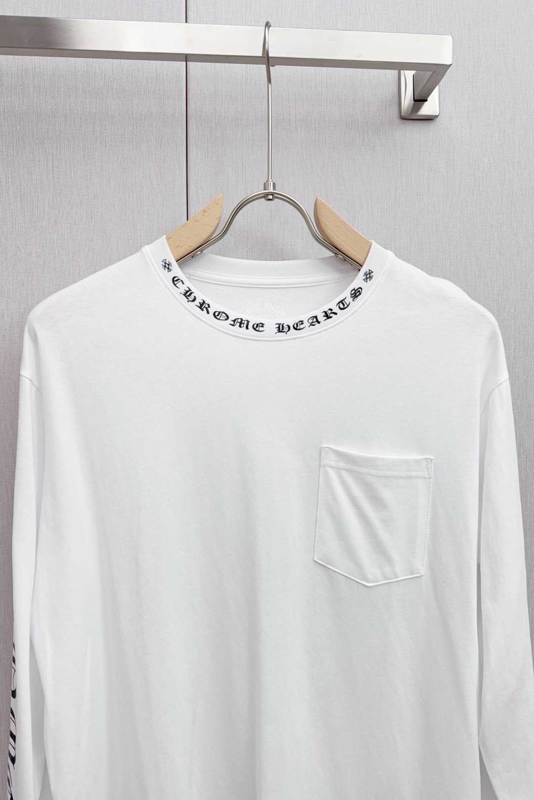 Stylish Chrome Heartcroft Cotton Arm Cuffs T-shirt in Black and White - 图片 4