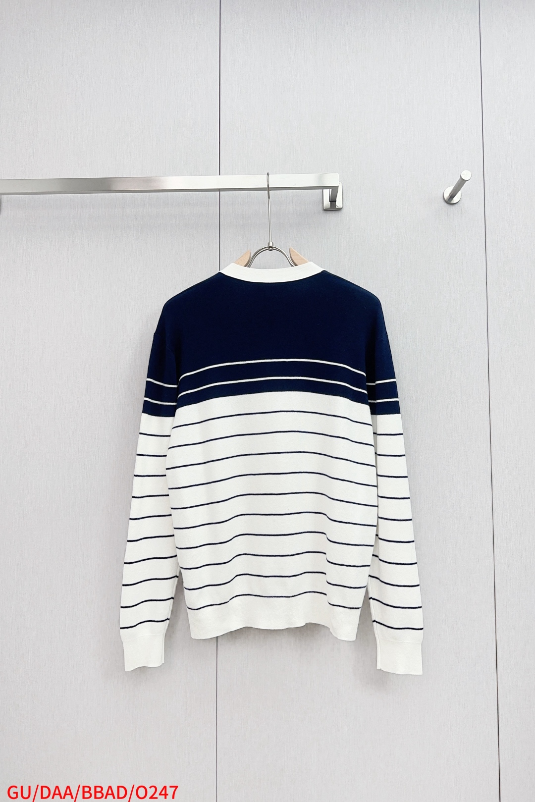 Gucci Embroidered Striped Cotton V-Neck Shirt in Multiple Sizes - 图片 2