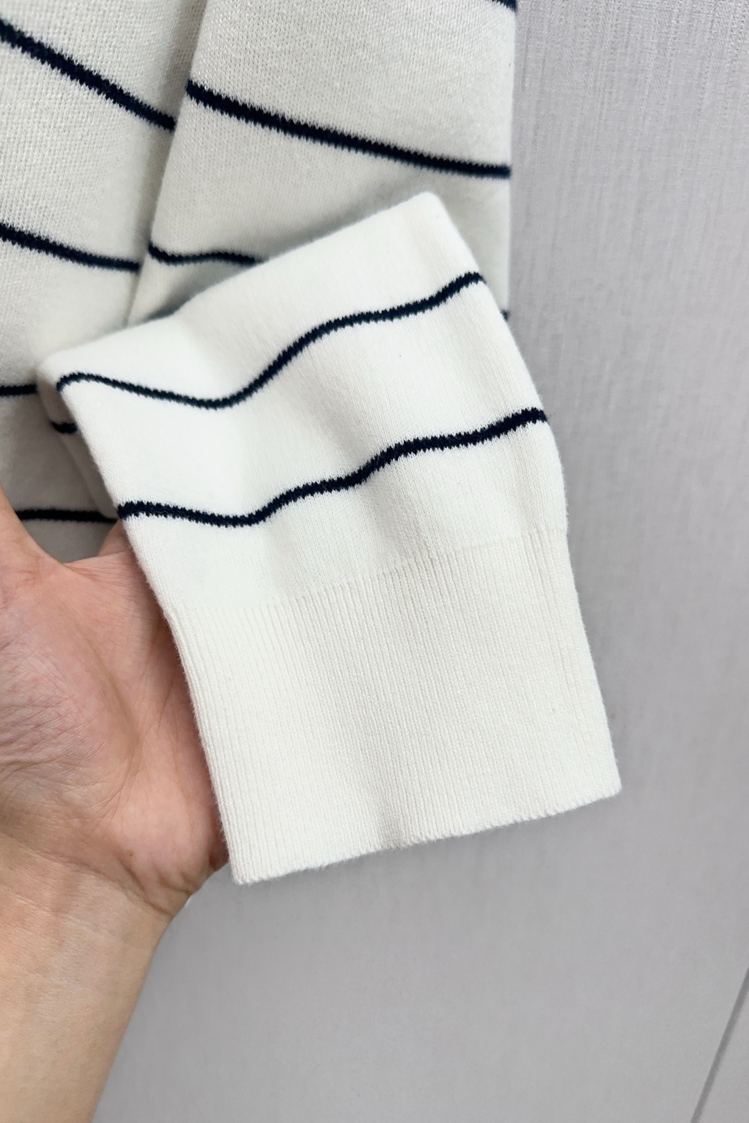 Gucci Embroidered Striped Cotton V-Neck Shirt in Multiple Sizes - 图片 6
