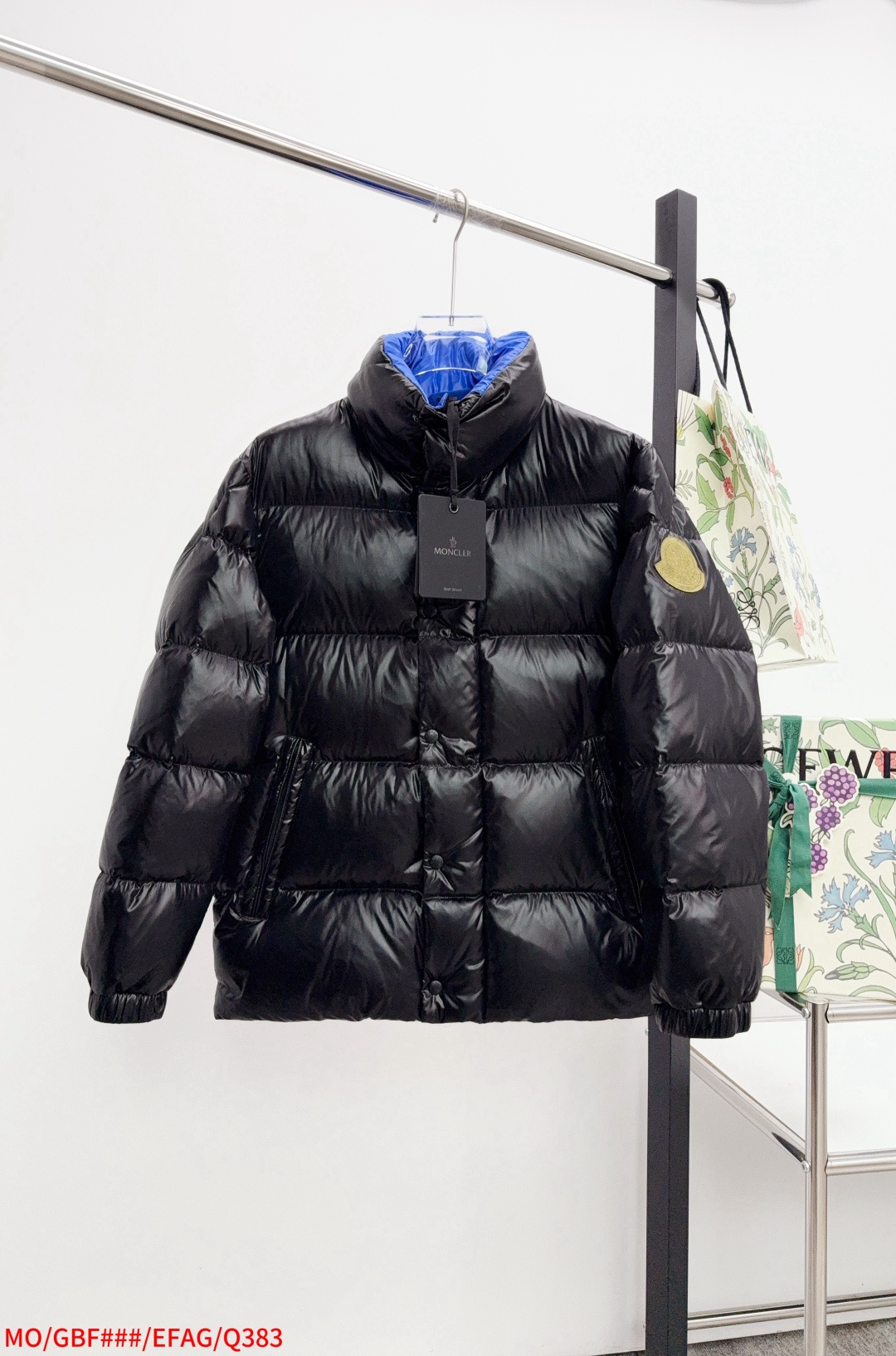 NO:597825,Q383 1952 Green Fat Man Long Sleeve Down Jacket, Mouth Covered, DERVOX Limited Color Matching, 1952 Co-branded Men’s Goose Down Stand Collar Thickened Bun, Can Be Made as a Couple Style, 95 Euro Standard Gooseneck Down Filling. Extremely Full Filling. 700+ Filling Power. Tag barcode model number corresponds to the official website. Tag has built-in NFC electronic induction anti-counterfeiting) Dervox down is made of lightweight nylon  Made of laqué fabric, it is comfortable and warm without being bulky. This short style has an internal shoulder strap that can be carried when the temperature heats up, suitable for urban or mountain wear. Made of pop colors and decorated with eye-catching logo patches. Details Made of lightweight nvlon laqué fabric Color black Size 1-2-3-4-5 Complete with three labels This style is available for high discounts on the order, Moncler, down jacket, alexander wang19860909Q383 1952绿胖子长袖羽绒服 蒙口 DERVOX限量配色 1952联名款男款鹅绒立领加厚面包 可做情侣款 95欧标鹅颈绒填充.填充极致饱满.700+蓬松度.吊牌条码款号对应官网一致.吊牌内置NFC电子感应防伪) Dervox羽绒采用轻盈nylon laqué面料制成,舒适保暖而不显厚重.这款短款配有内部肩带,在升温时可以将作为携带,适合在都市或高山穿着.采用波普色调,饰有醒目标识贴片.详情 采用轻盈nvlon laqué面料制成 颜色黑色 尺码1-2-3-4-5 三标齐全 此款转图下单高让利,,Moncler,down jacket,alexander wang,Men's clothing