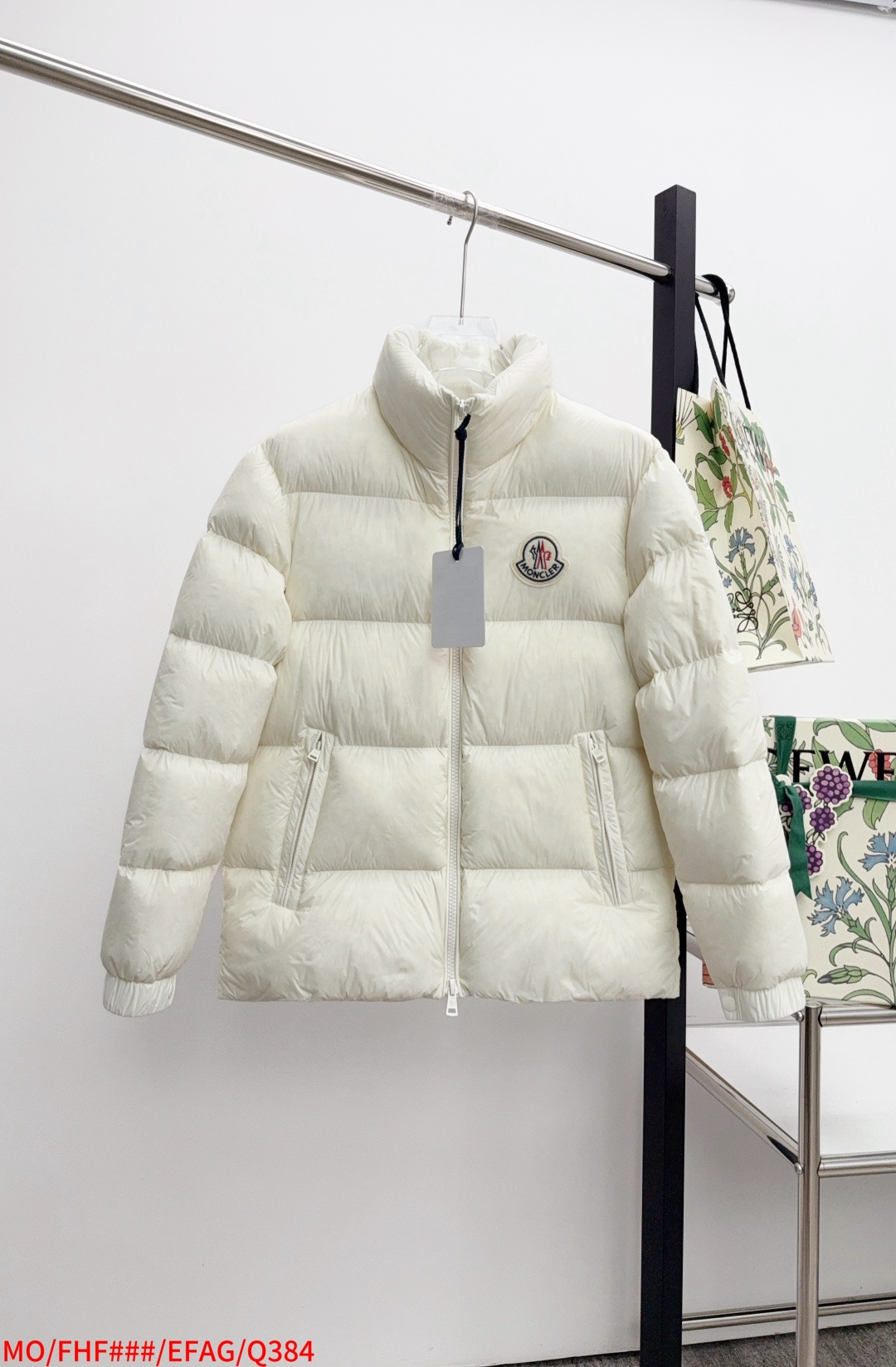 NO:597827,Q384 MONCLER 2025 autumn and winter market top version, 320g three-color new product with down filling (M0NCLER new autumn and winter product Jarama men's short style larama short down is a personalized item, designed for modern men who pay attention to functionality and beauty. Filling white goose down content 90% fabric nylon, polyester moderate thickness composition content lining: polyester fiber hood: polyester fiber fabric: polyester fiber outer back body: nylon  Patterned solid color collar, hooded sleeves, long sleeves, drop placket, zipper length, regular fit, stretchy and non-elastic, sizes 1-2-3-4-5, complete with three standards, this style is available for high profit if you place an order by transferring the picture,,,down jacket,hats,alexander wang19860909Q384 MONCLER 2025秋冬市场顶级最高版,充绒320克三色新品(M0NCLER 秋冬新品Jarama男士短款克 larama短款羽绒是一款个性单品,专为注重功能性和美观的现代男士设计. 填充物白鹅绒含绒量90面料锦纶,涤纶 厚度适中成分含量里料:聚酯纤维兜帽:聚酯纤维面料:聚酯纤维外后身:锦纶 图案纯色领型连帽袖长长袖袖型,落衣门襟拉链衣长常规款版型合身弹力无弹力 尺码1-2-3-4-5 三标齐全 此款转图下单高让利,,down jacket,hats,alexander wang,Men's clothing