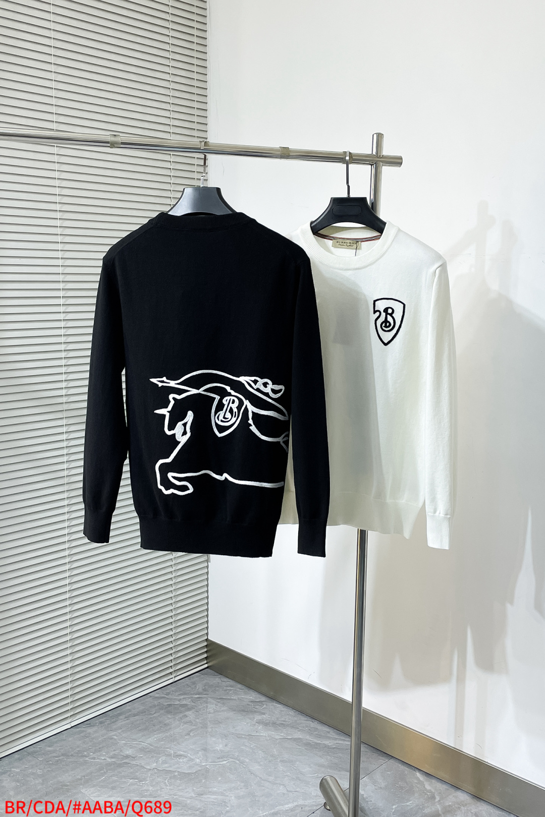 NO:595343,Q689BR BURBERRY 2025 Autumn and Winter original men's crew neck sweater, the new season's main focus is quite amazing regardless of color, craftsmanship, and elements. The high-tech workmanship logo shows a brand-new visual display. The sweater fabric is imported from the customer. It has excellent skin-friendliness. The details are extremely perfect and impeccable. The upper body effect is excellent, very eye-catching. The whole product is in good condition!  Size M-3XL k2,,burberry,burberry,sweaters,alexander wang19860909Q689BR BURBERRY巴宝莉 2025秋冬原单男士圆领毛衣衫,新一季主打的无论颜色,工艺,元素颇为惊艳,高工艺做工logo展现,视觉上全新的展现,客供进口毛衣面料,亲肤性绝佳,细节极致完美,无可挑剔,上身效果非常出色,非常招眼吸睛 全品相！码数M-3XL k2,,burberry,burberry,sweaters,alexander wang,Men's clothing