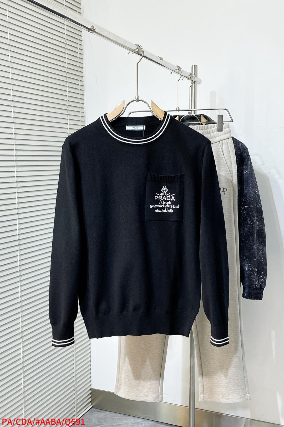 NO:595335,Q691 PA PRADA 2025 Autumn and Winter original men's crew neck sweater, the new season's main focus is quite stunning regardless of color, craftsmanship, and elements. The high-tech workmanship logo shows a brand-new visual display. The sweater fabric is imported from the customer. It has excellent skin-friendliness, the details are extremely perfect, impeccable, the upper body effect is excellent, and it is very eye-catching. The whole product is in good condition!  Size M-3XL k2,,prada,prada,sweaters,alexander wang19860909Q691 PA PRADA 普拉达 2025秋冬原单男士圆领毛衣衫,新一季主打的无论颜色,工艺,元素颇为惊艳,高工艺做工logo展现,视觉上全新的展现,客供进口毛衣面料,亲肤性绝佳,细节极致完美,无可挑剔,上身效果非常出色,非常招眼吸睛 全品相！码数M-3XL k2,,prada,prada,sweaters,alexander wang,Men's clothing