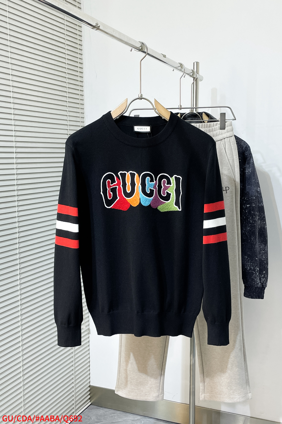 NO:595338,Q692 GUCCI Gucci 2025 Autumn and Winter original men's crew neck sweater, the new season's main focus is quite stunning regardless of color, craftsmanship, and elements. The high-tech workmanship logo shows a brand-new visual display. The sweater fabric is imported from the customer. It has excellent skin-friendliness, the details are extremely perfect, impeccable, the upper body effect is excellent, and it is very eye-catching. The whole product is in good condition!  Size M-3XL k2,,gucci,sweaters,alexander wang19860909Q692 GUCCI古奇 2025秋冬原单男士圆领毛衣衫,新一季主打的无论颜色,工艺,元素颇为惊艳,高工艺做工logo展现,视觉上全新的展现,客供进口毛衣面料,亲肤性绝佳,细节极致完美,无可挑剔,上身效果非常出色,非常招眼吸睛 全品相！码数M-3XL k2,,gucci,sweaters,alexander wang,Men's clothing