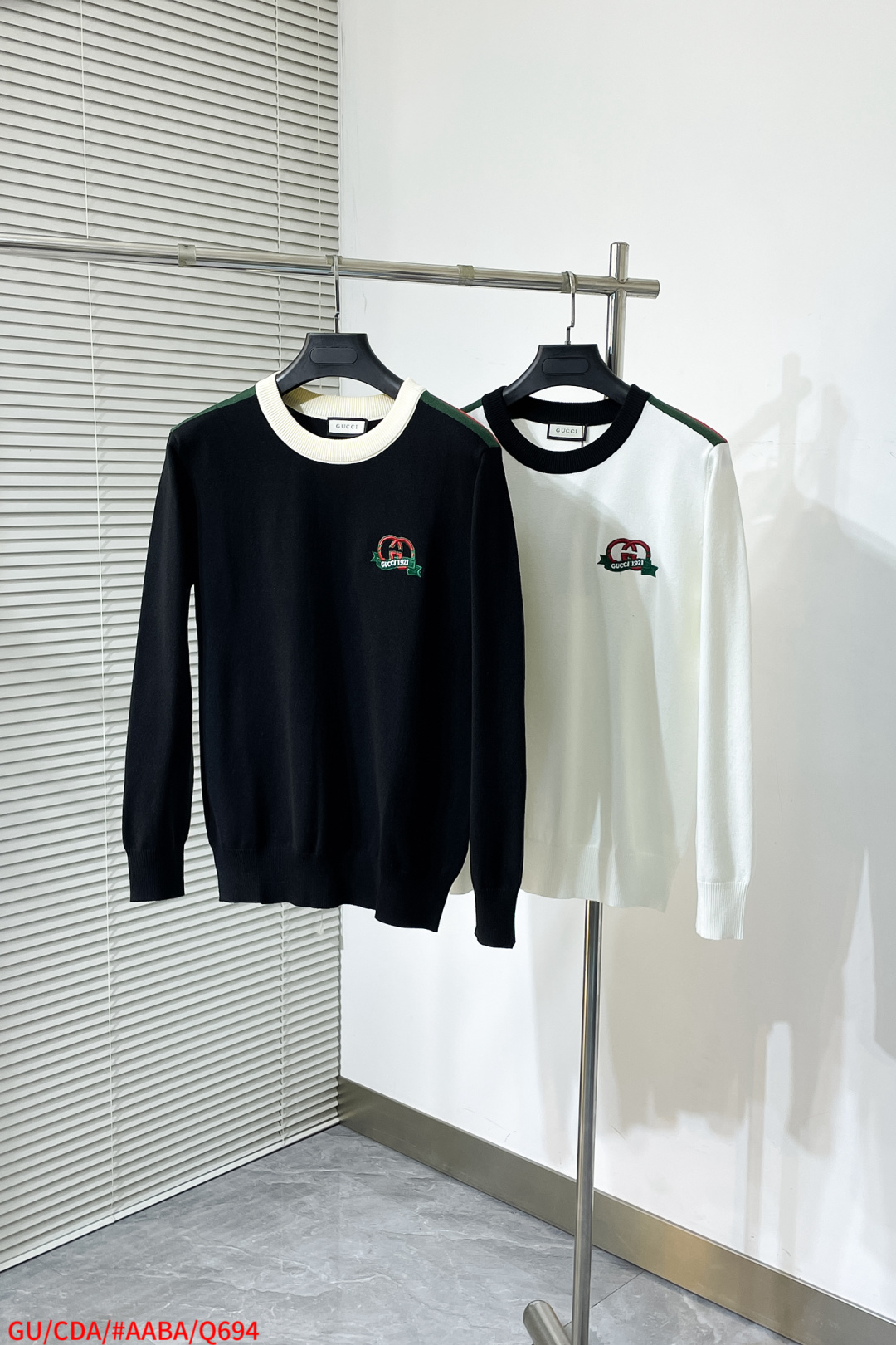 NO:595339,Q694 GUCCI Gucci 2025 Autumn and Winter original men's crew neck sweater, the new season's main focus is quite stunning regardless of color, craftsmanship, and elements. The high-tech workmanship logo is displayed, and it is a completely new visual display. The sweater fabric is imported from the customer. It has excellent skin-friendliness, the details are extremely perfect, impeccable, the upper body effect is excellent, and it is very eye-catching. The whole product is in good condition!  Size M-3XL k2,,gucci,sweaters,alexander wang19860909Q694 GUCCI古奇 2025秋冬原单男士圆领毛衣衫,新一季主打的无论颜色,工艺,元素颇为惊艳,高工艺做工logo展现,视觉上全新的展现,客供进口毛衣面料,亲肤性绝佳,细节极致完美,无可挑剔,上身效果非常出色,非常招眼吸睛 全品相！码数M-3XL k2,,gucci,sweaters,alexander wang,Men's clothing