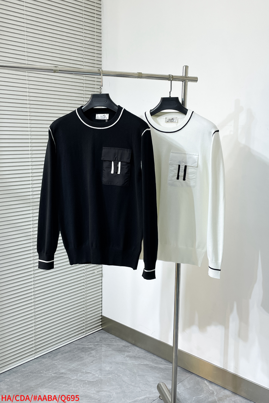 NO:595345,Q695HA HERMES 2025 Autumn and Winter original men's crew neck sweater, the new season's main focus is quite stunning regardless of color, craftsmanship, and elements. The high-tech workmanship logo shows a brand-new visual display. The sweater fabric is imported from the customer. It has excellent skin-friendliness, the details are extremely perfect, impeccable, the upper body effect is excellent, and it is very eye-catching. The whole product is in good condition!  Size M-3XL k2,,hermes,hermes,sweaters,alexander wang19860909Q695HA HERMES爱马仕 2025秋冬原单男士圆领毛衣衫,新一季主打的无论颜色,工艺,元素颇为惊艳,高工艺做工logo展现,视觉上全新的展现,客供进口毛衣面料,亲肤性绝佳,细节极致完美,无可挑剔,上身效果非常出色,非常招眼吸睛 全品相！码数M-3XL k2,,hermes,hermes,sweaters,alexander wang,Men's clothing