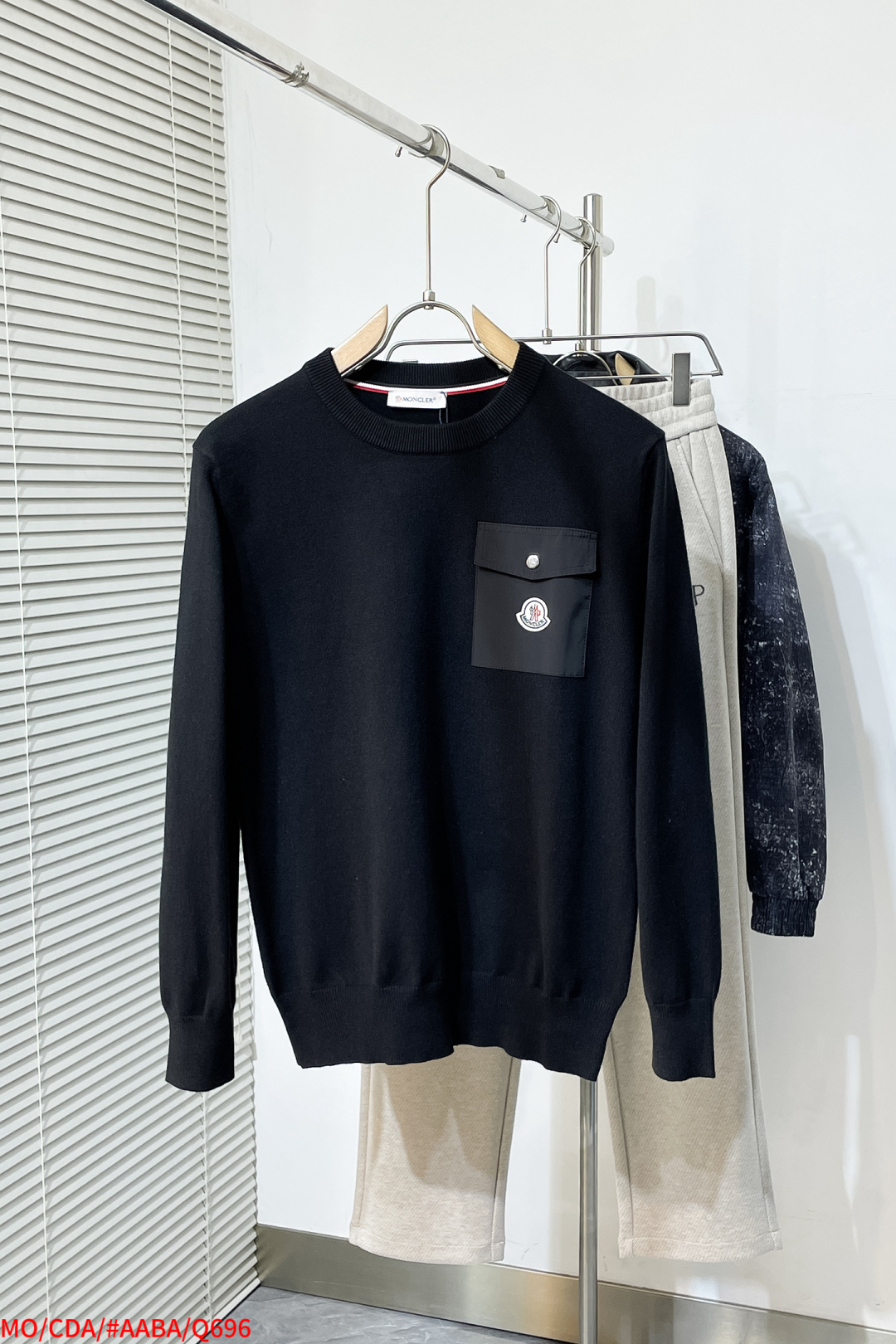 NO:595347,Q696 MO Men's 2025 Autumn and Winter Original Men's Round Neck Sweater, the new season's main focus is quite stunning in terms of color, craftsmanship, and elements. The high-tech workmanship logo shows a completely new visual display. The sweater fabric is imported from the customer. It has excellent skin-friendliness, the details are extremely perfect, impeccable, the upper body effect is excellent, and it is very eye-catching. The whole product is in good condition!  Size M-3XL k2,,Moncler,sweaters,alexander wang19860909Q696 MO 蒙口 2025秋冬原单男士圆领毛衣衫,新一季主打的无论颜色,工艺,元素颇为惊艳,高工艺做工logo展现,视觉上全新的展现,客供进口毛衣面料,亲肤性绝佳,细节极致完美,无可挑剔,上身效果非常出色,非常招眼吸睛 全品相！码数M-3XL k2,,Moncler,sweaters,alexander wang,Men's clothing