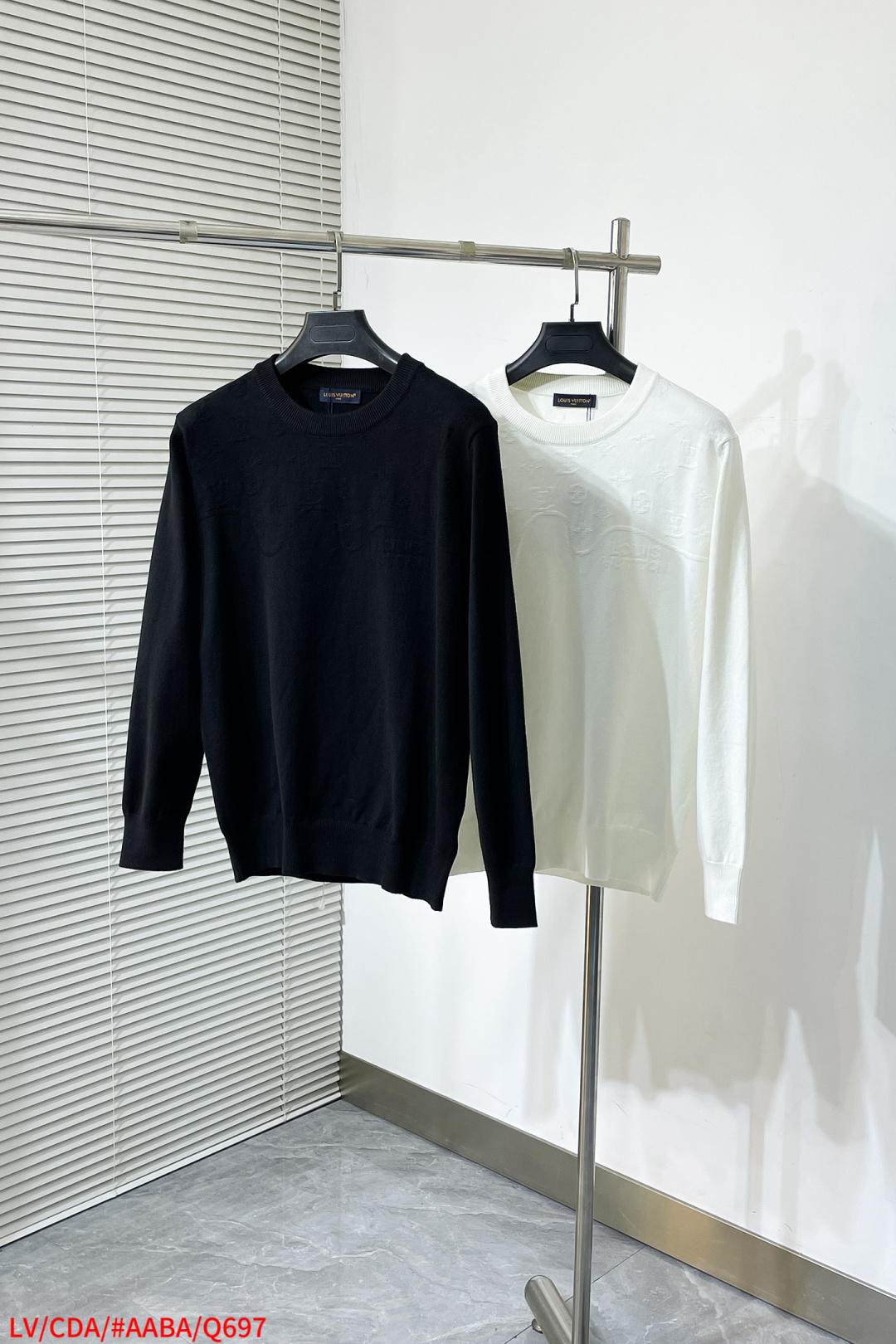 NO:595350,Q697 LV Louis Vuitton 2025 Autumn and Winter original men's crew neck sweater, the new season's main focus is quite stunning regardless of color, craftsmanship, and elements. The high-tech workmanship logo shows a brand-new visual display. The sweater fabric is imported from the customer. It has excellent skin-friendliness, the details are extremely perfect, impeccable, the upper body effect is excellent, and it is very eye-catching. The whole product is in good condition!  Size M-3XL k2,,louis vuitton,louis vuitton,sweaters,alexander wang19860909Q697 LV 路易威登 2025秋冬原单男士圆领毛衣衫,新一季主打的无论颜色,工艺,元素颇为惊艳,高工艺做工logo展现,视觉上全新的展现,客供进口毛衣面料,亲肤性绝佳,细节极致完美,无可挑剔,上身效果非常出色,非常招眼吸睛 全品相！码数M-3XL k2,,louis vuitton,louis vuitton,sweaters,alexander wang,Men's clothing