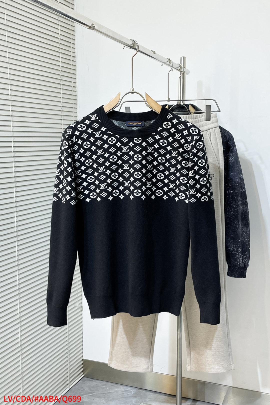 NO:595340,Q699 LV Louis Vuitton 2025 Autumn and Winter original men's crew neck sweater, the new season's main focus is quite stunning regardless of color, craftsmanship, and elements. The high-tech workmanship logo shows a brand-new visual display. The sweater fabric is imported from the customer. It has excellent skin-friendliness, the details are extremely perfect, impeccable, the upper body effect is excellent, and it is very eye-catching. The whole product is in good condition!  Size M-3XL k2,,louis vuitton,louis vuitton,sweaters,alexander wang19860909Q699 LV 路易威登 2025秋冬原单男士圆领毛衣衫,新一季主打的无论颜色,工艺,元素颇为惊艳,高工艺做工logo展现,视觉上全新的展现,客供进口毛衣面料,亲肤性绝佳,细节极致完美,无可挑剔,上身效果非常出色,非常招眼吸睛 全品相！码数M-3XL k2,,louis vuitton,louis vuitton,sweaters,alexander wang,Men's clothing