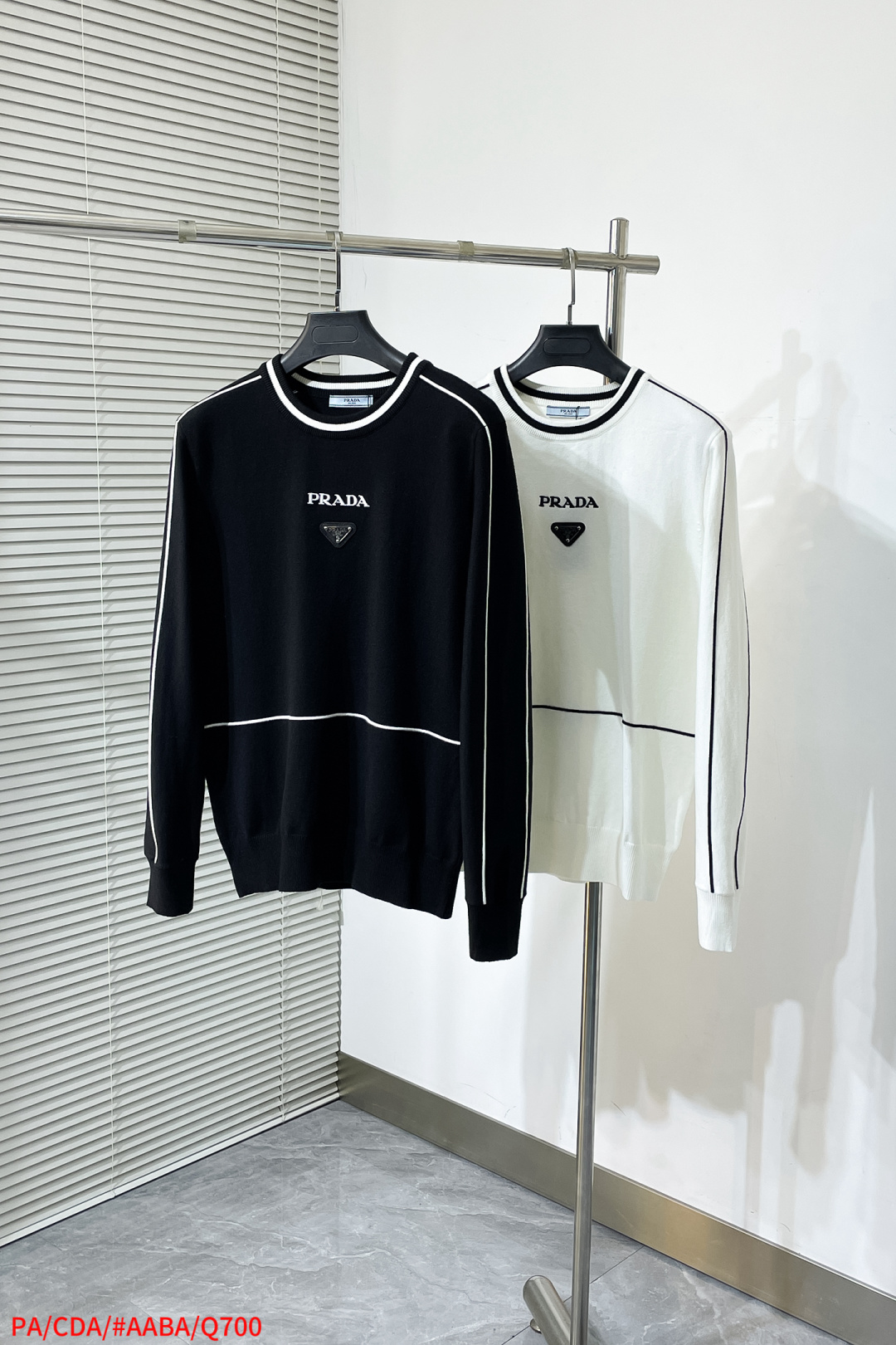 NO:595333,Q700 PA PRADA 2025 Autumn and Winter original men's crew neck sweater, the new season's main focus is quite stunning in terms of color, craftsmanship and elements. The high-tech workmanship logo shows a brand-new visual display. The sweater fabric is imported from the customer. It has excellent skin-friendliness. The details are extremely perfect and impeccable. The upper body effect is excellent and very eye-catching. The whole product is in good condition!  Size M-3XL k2,,prada,sweaters,alexander wang19860909Q700 PA PRADA 2025秋冬原单男士圆领毛衣衫,新一季主打的无论颜色,工艺,元素颇为惊艳,高工艺做工logo展现,视觉上全新的展现,客供进口毛衣面料,亲肤性绝佳,细节极致完美,无可挑剔,上身效果非常出色,非常招眼吸睛 全品相！码数M-3XL k2,,prada,sweaters,alexander wang,Men's clothing