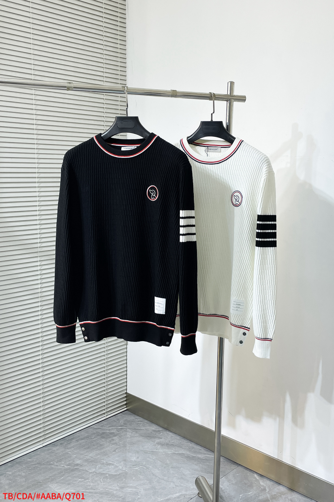 NO:595348,Q701 TB 2025 autumn and winter original men's crew neck sweater, the new season's main focus is quite stunning in terms of color, craftsmanship, and elements. The high-tech workmanship logo is displayed, which is a completely new visual display. The sweater fabric is imported from the customer. It has excellent skin-friendliness. The details are extremely perfect and impeccable. The upper body effect is excellent and very eye-catching. The whole product is in good condition!  Size M-3XL k2,,sweaters,alexander wang19860909Q701 TB 2025秋冬原单男士圆领毛衣衫,新一季主打的无论颜色,工艺,元素颇为惊艳,高工艺做工logo展现,视觉上全新的展现,客供进口毛衣面料,亲肤性绝佳,细节极致完美,无可挑剔,上身效果非常出色,非常招眼吸睛 全品相！码数M-3XL k2,,sweaters,alexander wang,Men's clothing