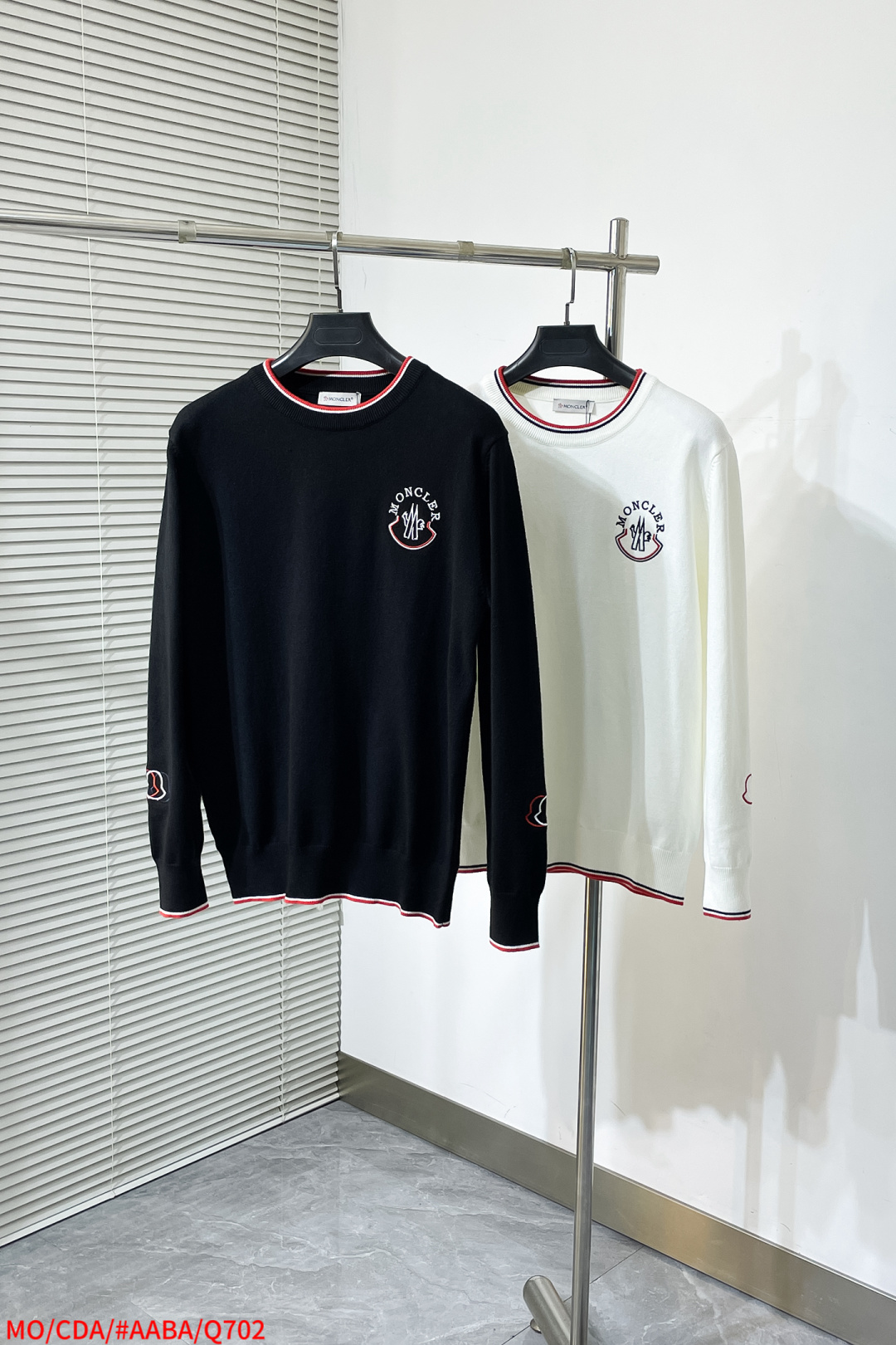 NO:595341,Q702 MO Meng Mou 2025 Autumn and Winter Original Men's Round Neck Sweater, the new season's main focus is quite stunning in terms of color, craftsmanship, and elements. The high-tech workmanship logo shows a brand-new visual display. The sweater fabric is imported from the customer. It has excellent skin-friendliness, the details are extremely perfect, impeccable, the upper body effect is excellent, and it is very eye-catching. The whole picture!  Size M-3XL k2,,Moncler,sweaters,alexander wang19860909Q702 MO 蒙口2025秋冬原单男士圆领毛衣衫,新一季主打的无论颜色,工艺,元素颇为惊艳,高工艺做工logo展现,视觉上全新的展现,客供进口毛衣面料,亲肤性绝佳,细节极致完美,无可挑剔,上身效果非常出色,非常招眼吸睛 全品相！码数M-3XL k2,,Moncler,sweaters,alexander wang,Men's clothing