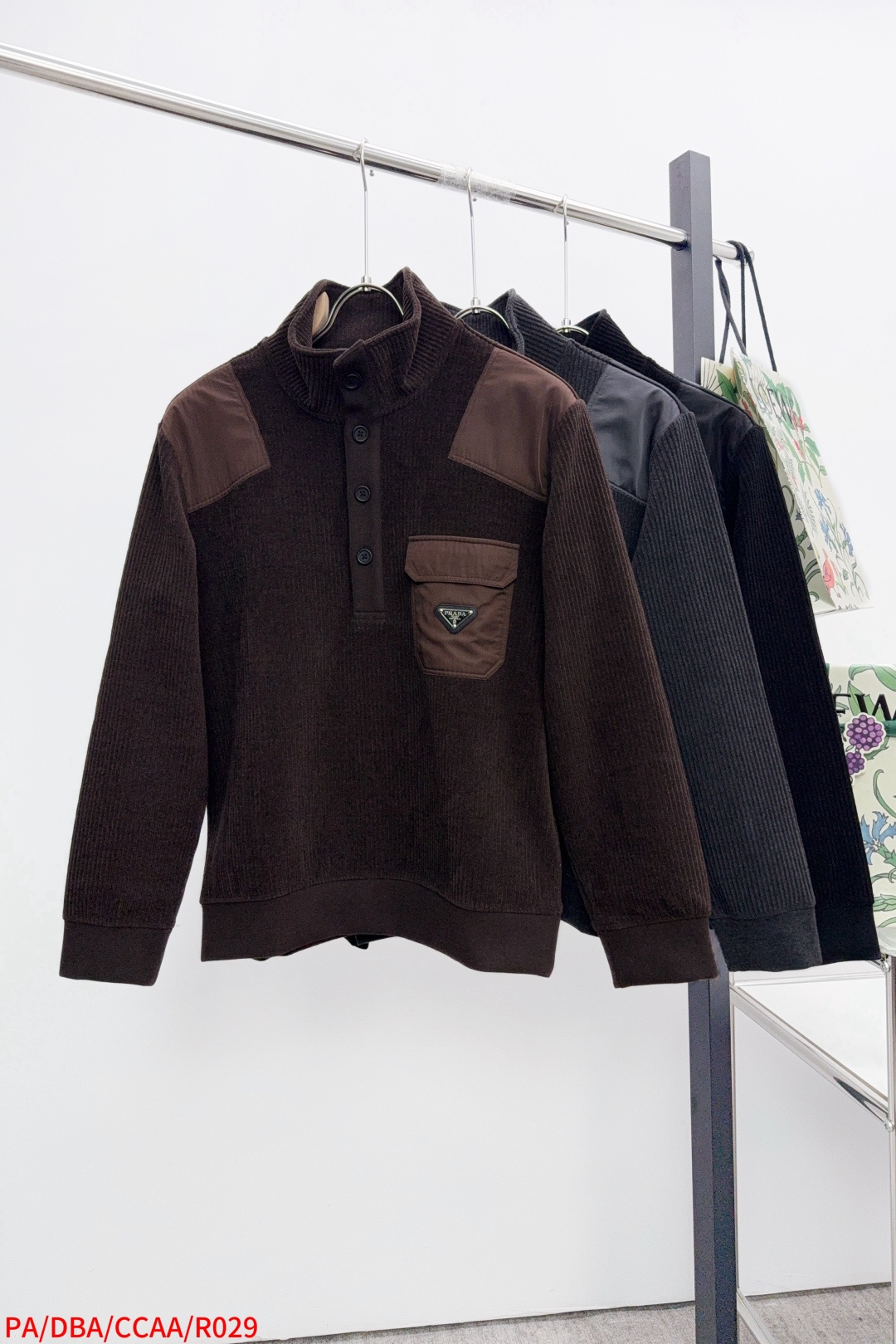 NO:597833,R029 PA Prada 2025 Autumn and Winter cabinet is on sale!  Stand collar pullover!  Very fashionable half-high collar, comfortable and not neck-stretching. It goes well with both inner and outer wear. The combination logo embellishment on the chest pocket. Splicing on both sides. Slightly loose tailoring. Very tolerant to the figure. The fabric is made of customer-supplied corduroy material. The density is high. The upper body is skin-friendly, breathable, warm and has a good sense of stiffness. Full product order. Color: black, gray, coffee. Size: M-3XL, prada, alexander wang19860909R029 PA 普拉达2025秋冬 柜在售！立领套头 ！很时尚的半高领 舒适不勒脖 不管内搭 还是外穿 都很好搭配 胸袋的结合标志点缀 两侧拼接 略微宽松的剪裁 对身材很好的包容性 面料采用客供灯芯绒料 密度高 上身 亲肤 透气 保暖的同时 又有很好的挺括感 全品相的订单 颜色 黑色 灰色 咖色 码数M-3XL,,prada,alexander wang,Men's clothing