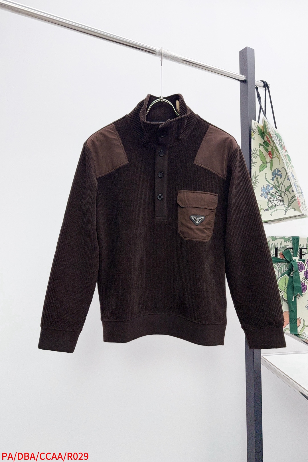 NO:597831,R029 PA Prada 2025 Autumn and Winter cabinets are on sale!  Stand collar pullover!  Very fashionable half-high collar, comfortable and not neck-stretching. It goes well with both inner and outer wear. The combination logo embellishment on the chest pocket. Splicing on both sides. Slightly loose tailoring. Very tolerant to the figure. The fabric is made of customer-supplied corduroy material. The density is high. The upper body is skin-friendly, breathable, warm and has a good sense of stiffness. Full product order. Color: black, gray, coffee. Size: M-3XL, prada, alexander wang19860909R029 PA 普拉达 2025秋冬 柜在售！立领套头 ！很时尚的半高领 舒适不勒脖 不管内搭 还是外穿 都很好搭配 胸袋的结合标志点缀 两侧拼接 略微宽松的剪裁 对身材很好的包容性 面料采用客供灯芯绒料 密度高 上身 亲肤 透气 保暖的同时 又有很好的挺括感 全品相的订单 颜色 黑色 灰色 咖色 码数M-3XL,,prada,alexander wang,Men's clothing