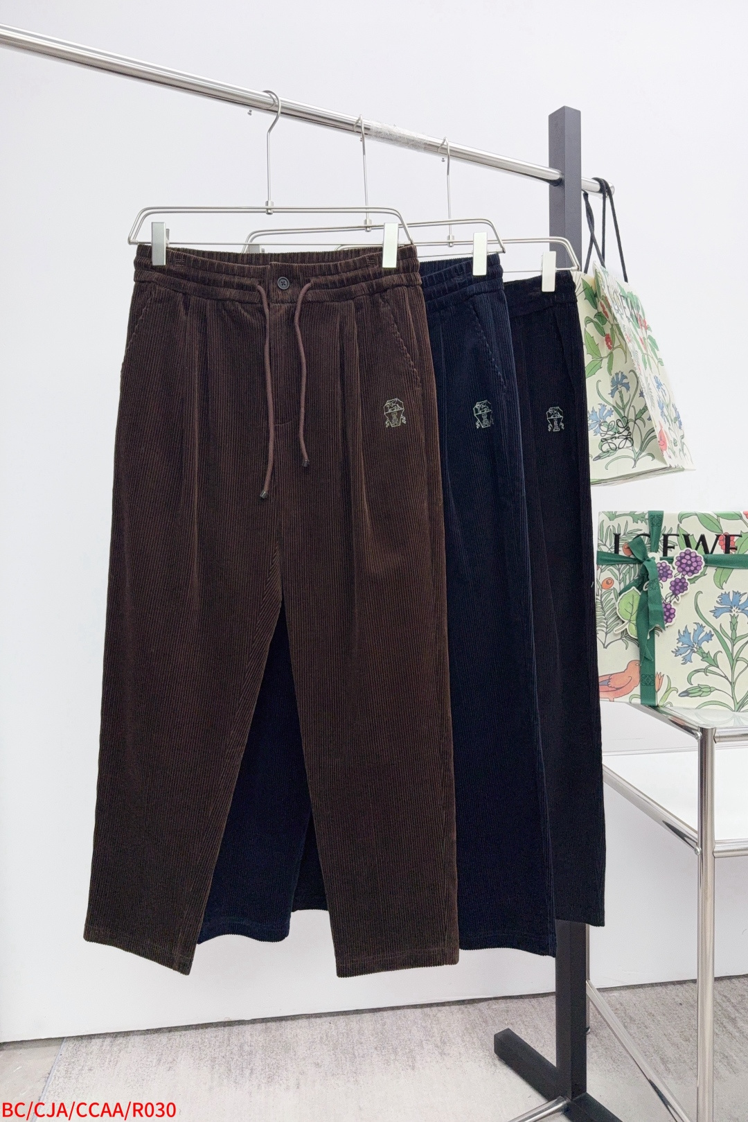 NO:597829,R030 BC Nuo u Panya Recommended by old money and new money!  Corduroy casual pants. Slip pockets on both sides. High-end and textured slightly loose tailoring. Three-dimensional and stylish. Slim. Fashionable silhouette. Pants. Elastic rocking head design. Friendly to body shapes. Can be easily worn by all body types. Adjustable at will. Comfortable and not tight. Slip pockets on both sides. Logo embroidery embellishment. Low-key but yet detailed. Recommended fabrics and quality control. Fabrics are customized and spun by customers. Golden ratio matching. Corduroy texture on the surface of the fabric. Overall, soft and comfortable. Upper body is skin-friendly.  Breathable, warm and stylish at the same time, high-end and quality, size M-3XL,,gold,alexander wang19860909R030 BC 诺u翩雅 老钱新贵推荐！灯芯绒休闲裤 两侧插袋 高档而显质感略微宽松的剪裁 立体有型 显瘦 时髦廓形 裤子 松紧摇头设计 对身型很友好 各种身材皆能轻松穿着 随意调节 舒适不紧绷 两侧 插袋 标志LOGO刺绣点缀 低调但不失细节感 面料与品质控推荐 面料采用 客供订纺 黄金比例配比 面料表面灯芯绒质感 整体的 手感柔软舒适 上身亲肤 透气 保暖的同时挺括有型 高档有品质感 码数M-3XL,,gold,alexander wang,Men's clothing