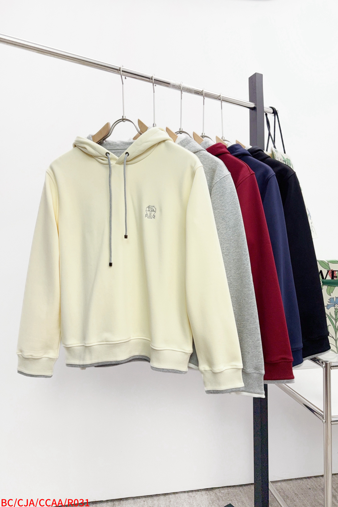 NO:597835,R031 BC 2025 Autumn and Winter old money and new money. Easy to match and layer. Men's casual hooded pullover sweatshirt with contrasting colors. I like the minimalist design and highly recommend it. The seemingly simple design has a lot of attention to detail. The chest logo is embellished. The collar and hem are decorated with contrasting colors. It can be worn with any combination to give a sense of layering. It gives people the feeling of a yuppie gentleman. The chest embroidery is embroidered by a million-level Behringer embroidery machine. Look at the details, each stitch is exquisite and three-dimensional, showing the quality and texture. Italian tailoring. The chest is slightly tight.  The hem is slightly loose. This overall cut is very tolerant to the figure. Even if you have a little belly, you can still be tall and stylish. The neckline slightly fits the neck, making the overall upper body look more youthful and fashionable. The thickness of the autumn and winter fabrics is made of long-staple cotton with thin velvet. It is very wearable in autumn and winter. High-density material. The upper body is comfortable and skin-friendly, warm and stylish!  And it has texture. All hardware accessories are in order. Color Black Gray Blue Red White Number M-3XL, hoodie, sweatshirts, hats, alexander wang19860909R031 BC 2025秋冬老钱新贵 易搭配叠穿撞色男士休闲连帽套头卫衣 喜欢极简设计 强烈推荐 看似简约的设计 细节上下足功夫 胸口标志点缀 领口下摆撞色点缀 随意搭配都能穿出层次感 给人雅痞绅士之感 胸口刺绣百万级百灵达绣花机刺绣.看细节一针一线精致而立体 彰显品质质感 意式的剪裁 胸口微紧 下摆处略微的宽松 这总剪裁对身材的包容性很好 就算有点肚子 也能挺拔有型 领口微微贴合颈部 让整体上身感更显年轻时尚 秋冬厚度面料采用长绒棉内加薄绒的材质 秋冬穿着性很高 高密度材质.上身舒适亲肤,保暖有型！且具有质感.五金辅料全品相订单 颜色 黑色 灰色蓝色 红色 白色 数M-3XL,,hoodie,sweatshirts,hats,alexander wang,Men's clothing