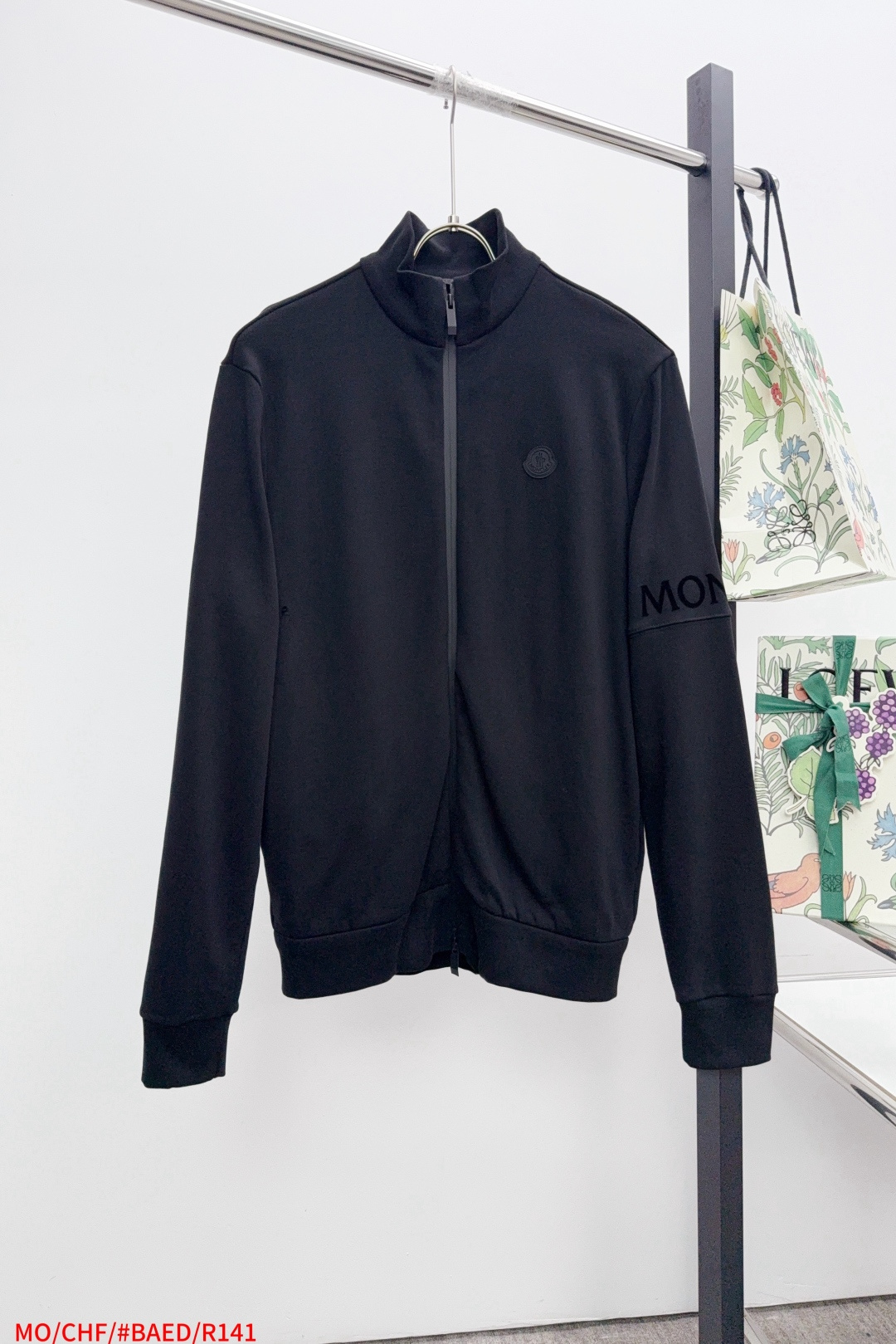 NO:596379,R141 MONER stand collar cotton solid color zipper sweatshirt ●Original purchase of 7300 for development ●Fabric Austrian cotton sweatshirt fabric ●Processed by high temperature heat transfer ●Color black ●Fit-fitting version ●Weight approximately 755 grams ●Sizes S-M-L-XL, complete with three standards, next day  ●Description: This jacket is made of high-quality stretch knitted fabric, which is soft and elastic. The black color tone shows a simple and high-end feel. The stand-up collar design is equipped with a two-way metal zipper, which is smooth, durable and fits the neck. The brand logo on the chest uses three-dimensional embossing technology, and the pattern is clear and three-dimensional; the 'MONER' letters on the sleeves and arms are embroidered with delicate stitches, highlighting the brand recognition. The body is sewn using industrial-grade flat stitching technology, the stitches are smooth and even, and the hem is  The rib design on the cuffs is treated with elasticity to fit the body shape and is durable. From fabric selection to control of process details, every process reflects Moner's pursuit of process precision and fashion style. It not only retains the daily wearability of the jacket, but also shows the brand's light luxury recognition through exquisite logos. It is a fusion of casual style and exquisite craftsmanship. The overall routing is straight and delicate, the fabric is comfortable and soft, and the colors are consistent and without color difference.  It can be matched with the same style to create a fashionable look, and can be used in various occasions. Customized accessories, complete with three standards, same style for men and women!  ,,hoodie,sweatshirts,jackets & coats,alexander wang19860909R141 MONER立领棉质纯色拉链卫衣 ●原版7300购入开发 ●面料奥棉卫衣面料 ●工艺高温烫画制作 ●颜色黑色 ●版型合身版型 ●克重约755克 ●尺码S-M-L-XL 三标齐全 隔天 ●描述该夹克选用高品质弹力针织面料,质地柔软且富有弹性,黑色调尽显简约高级感.立领设计搭配双向金属拉链,顺滑耐用且贴合颈部.胸前品牌标识采用立体压印工艺,图案清晰立体；袖臂“MONER”字母刺绣针脚细腻,彰显品牌辨识度.衣身车缝采用工业级平缝工艺,线迹平整均匀,下摆与袖口的罗纹设计经弹性处理,贴合身形且经久耐穿.从面料甄选到工艺细节的把控,每一道工序都体现Moner对工艺精度与时尚风格的追求,既保留夹克的日常实穿性,又通过精致标识展现品牌的轻奢辨识度,是休闲风格与精湛工艺的融合之作.整体走线平直细腻,面料舒适柔软,颜色一致无色差 能与同款搭配营造时尚造型,驾驭各种场合,定制辅料,三标齐全,男女同款！,,hoodie,sweatshirts,jackets & coats,alexander wang,Men's clothing