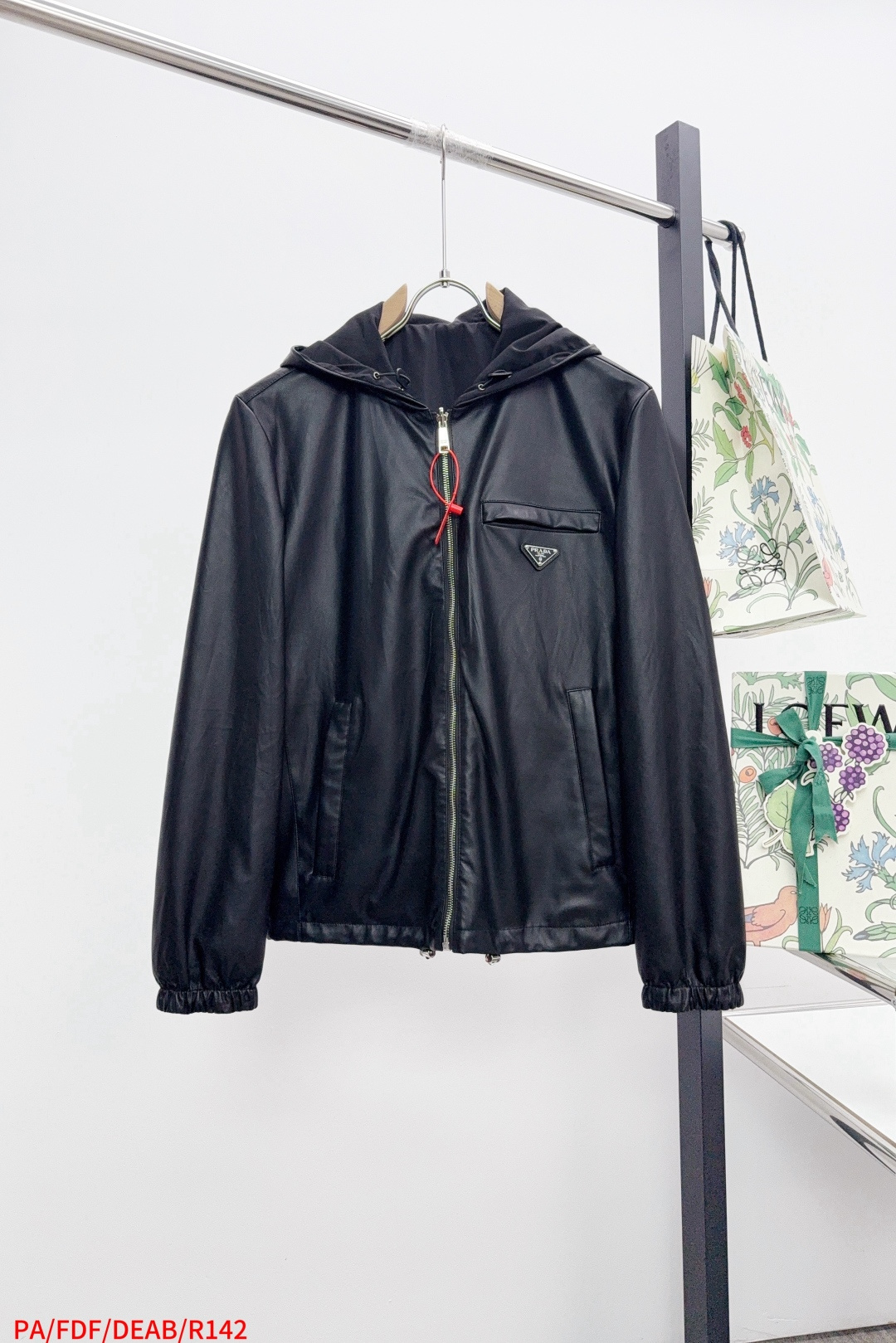 NO:596385,R142 PA Prada reversible leather nylon hooded jacket. Customized pebbled cloud soft lamb leather and perforated silky plain fabric. Natural texture and natural luster. Comfortable and close to the skin. Double-sided charm. Enjoy multiple benefits in one garment. One side uses bold leather to highlight the noble texture. The other side uses simple plain grain to interpret low-key connotation. Clean lines and rustic texture exude a sense of luxury from the inside out. Iconic enameled triangular metal logos are respectively embellished.  Highlighting the elegance and nobility of the brand, it is highly recognizable. The collision of flexible sheepskin and functional hood reconstructs hard-core and casual fashion. The two-sided transformation is wonderful in each case and reflects each other to unlock a new dimension of fashion. It uses imported special machine infrared to locate the 'Prada triangle logo' for a more accurate position. It is strong and solid, and has ergonomic three-dimensional tailoring. It returns to traditional craftsmanship through splitting, folding, shrinking and stretching techniques. The so-called slow work produces fine work, which is the respect for materials and the pursuit of feel.  The workmanship is complex and tedious, slow in time, high in loss, and the template machine opens the bag. The preset template guides the position, shape, and size of the bag opening. The accuracy ensures the quality of the bag opening effect. The overall wiring is straight and delicate, the fabric is comfortable and soft, and the color is consistent without color difference. It can be matched with the same style to create a fashionable look, control various occasions, customized accessories, complete three standards, the same style for men and women!  Sizes S-XL, complete in three sizes, reversible, next day, prada, jackets & coats, sheepskin, hats, alexander wang19860909R142 PA Prada 双面穿皮革尼龙连帽夹克 定制荔格云柔小羊皮革 以及韵孔丝滑平纹绸 纹理自然 光泽自然 舒适贴肤 双面魅力 一衣多享 一面以个性张扬的皮革彰显尊贵质感 另一面则以简约平纹诠释低调内涵 干净利落的线条与质朴的纹理 由内而外散发的高级感 标志性涂珐琅三角形金属徽标分别点缀 彰显品牌的优雅与高贵 辨识度十足 以柔韧羊皮与机能连帽的碰撞 重构硬核与随性的时尚 双面幻变 各自精彩 又相互辉映解锁时尚新维度,采用进口专机红外线定位'Prada三角标'位置更为精准 牢固结实,人体学立体裁剪 回归传统工艺手法 通过分割折叠 抽缩 拉展技术手法 所谓慢工出细活 是对材料的尊重 对手感的追求 做工复杂 繁琐 时效慢 损耗高,模版机开袋 预设的模板来指导开袋的位置 形状和大小 精确性确保了开袋效果质量.整体走线平直细腻,面料舒适柔软,颜色一致无色差 能与同款搭配营造时尚造型,驾驭各种场合,定制辅料,三标齐全,男女同款！尺码S-XL 三标齐全 双面穿 隔天,,prada,jackets & coats,sheepskin,hats,alexander wang,Men's clothing