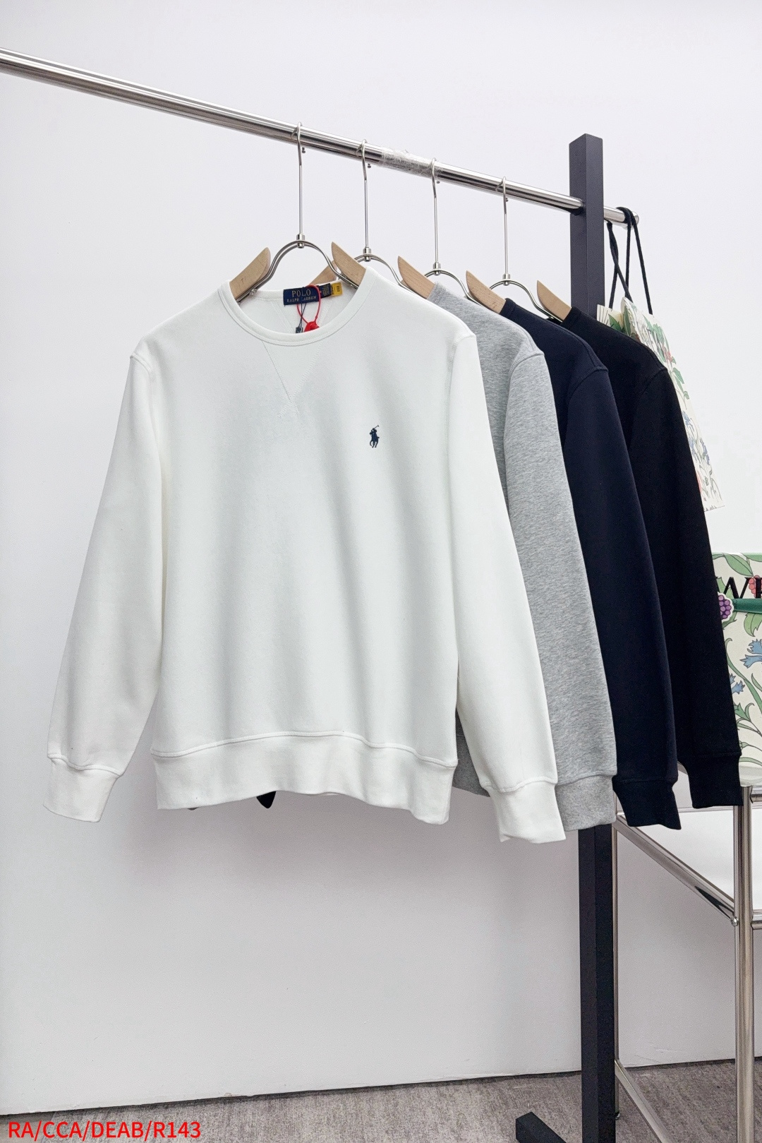 NO:596370,R143 Ralph Laure embroidered long-sleeved sweatshirt is made of cotton blended fabric, which feels soft and tough. It has been finely spun and pre-shrunk, making it comfortable to the touch and not easy to deform. You don’t have to worry about shrinkage or pilling for daily wear and washing, and the texture is stable! The pony embroidery on the chest, despite its small pattern, is finely stitched and every stitch is perfectly stitched. The color of the embroidery thread is pure and fast, and it has a sense of luxury in simplicity, highlighting the brand’s signature exquisite craftsmanship!  The neckline is a classic round neck design, with an exquisite small V-shaped splicing design at the bottom. The workmanship is particularly neat, and the stitching is straight and even without any distortion. It will not become loose and deformed after being worn for a long time. It fits the neck without being tight and is very comfortable! Available in three sizes, S-XL. Next day, loro piana, hoodie, sweatshirts, alexander wang19860909R143 Ralph Laure拉夫劳伦刺绣长袖卫衣 采用棉质混纺面料制作,摸起来柔软又有韧性,经过精细纺织和预缩水处理,手感舒适还不易变形,日常穿洗不用担心缩水、起球,质感稳稳在线! 胸前的小马刺绣,别看图案小,针脚细密,每一针都严丝合缝,绣线颜色纯正、牢度高,简约中透着高级感,彰显品牌标志性的精致工艺! 领口是经典圆领设计,下方精致的小V形拼接设计, 车工特别规整,一圈缝线笔直均匀,没有丝毫歪扭,穿久了也不会松垮变形,贴合颈部又不紧绷,舒适度拉满! 尺码S-XL 三标齐全 隔天,,loro piana,hoodie,sweatshirts,alexander wang,Men's clothing