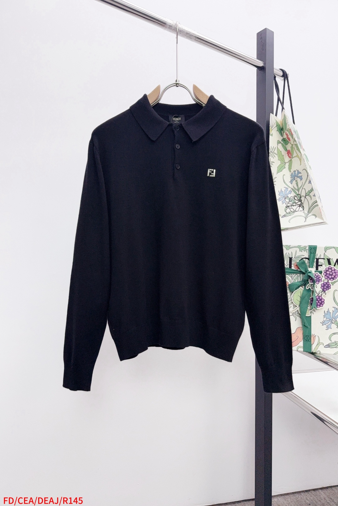 NO:596376,R145 FD FENDI Fendi exclusively provides the latest autumn and winter sweaters. Classic design and stunning design. The quality is impeccable and the quality control can be purchased directly. It is a high-end product that cannot be faulted! You can feel its powerful aura through the detailed pictures. The imported fabric has a remarkable heat-containing effect, so you don’t have to worry about getting a little chilly! Both fashionable and functional, the whole style looks more luxurious! Sizes S-XL are available in all three sizes: next day, fendi, fendi, sweaters, alexander wang19860909R145 FD FENDI芬迪独家专供最新秋冬毛衣 经典设计与颜值爆棚的设计 品质更是无法挑剔品控可以直接入手,不容过错的高端臻品！通过细节图片便可感受到它强悍的气场,进口面料 聚温保暖效果显著,完全不用担心会有一点寒意！时尚与功能性兼备,整款显得更加的奢华大气！ 尺码S-XL 三标齐全 隔天,,fendi,fendi,sweaters,alexander wang,Men's clothing