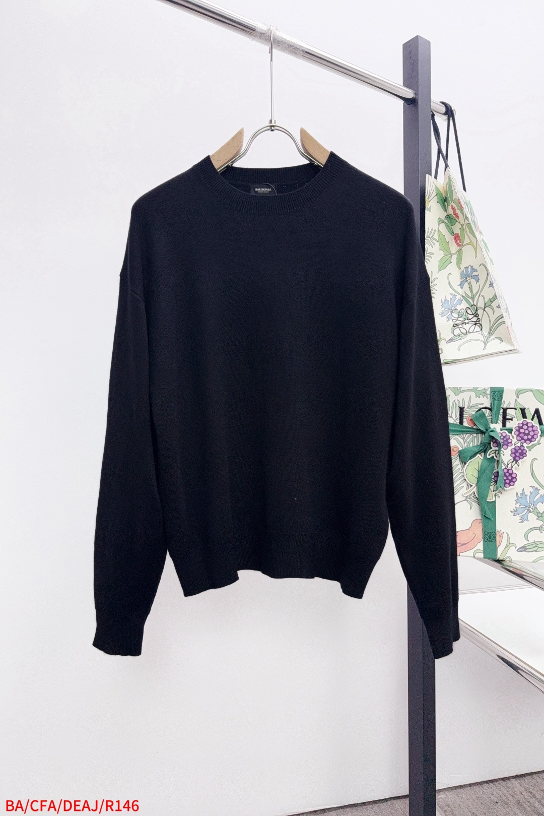 NO:596373,R146 Balenciaga exclusively sells the latest fashionable crew neck sweaters. Jackets with classic design and great looks. The quality is impeccable and the quality control can be purchased directly. It is a high-end product that cannot be missed! You can feel its powerful aura through the detailed pictures. It has a remarkable effect of gathering heat and keeping warm, so you don’t have to worry about getting a little chilly! Both fashionable and functional, the whole style looks more luxurious! Available in sizes S-XL, next day,,balenciaga,balenciaga,jackets & coats,sweaters,alexander wang19860909R146 Balenciaga巴黎世家独家专供最新时尚圆领毛衣 经典设计感与颜值爆棚的外套,品质更是无法挑剔品控可以直接入手,不容过错的高端臻品！通过细节图片便可感受到它强悍的气场,聚温保暖效果显著,完全不用担心会有一点寒意！时尚与功能性兼备,整款显得更加的奢华大气！ 尺码S-XL 三标齐全 隔天,,balenciaga,balenciaga,jackets & coats,sweaters,alexander wang,Men's clothing