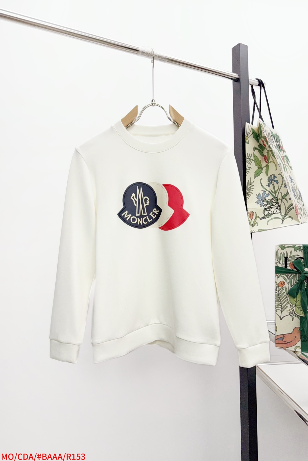 NO:596383,R153 Moncler 2025FW new autumn and winter casual printed bottoming shirt ~ classic black and white, the letter logo print on the chest is super recognizable, the gray and orange contrasting lines make the logo more three-dimensional, simple but has its own aura. The loose fit is not flattering, the soft fabric is comfortable to wear, and it has a low-key sense of nobility when worn alone. The exquisite print can also be revealed when layered with a jacket, suitable for daily commuting. …………………………………………………… SizeM-3XL,,jackets &  coats,alexander wang19860909R153 Moncler 2025FW秋冬新品 休闲印花打底衫~经典黑白两色,胸前的字母标识印花超有辨识度,灰橙撞色线条让logo更立体,简约却自带气场. 宽松版型不挑身材,柔软面料贴身穿舒服,单穿是低调的贵气感,叠穿外套也能露出精致印花,日常通勤都适配. …………………………………………………… SizeM-3XL,,jackets & coats,alexander wang,Men's clothing