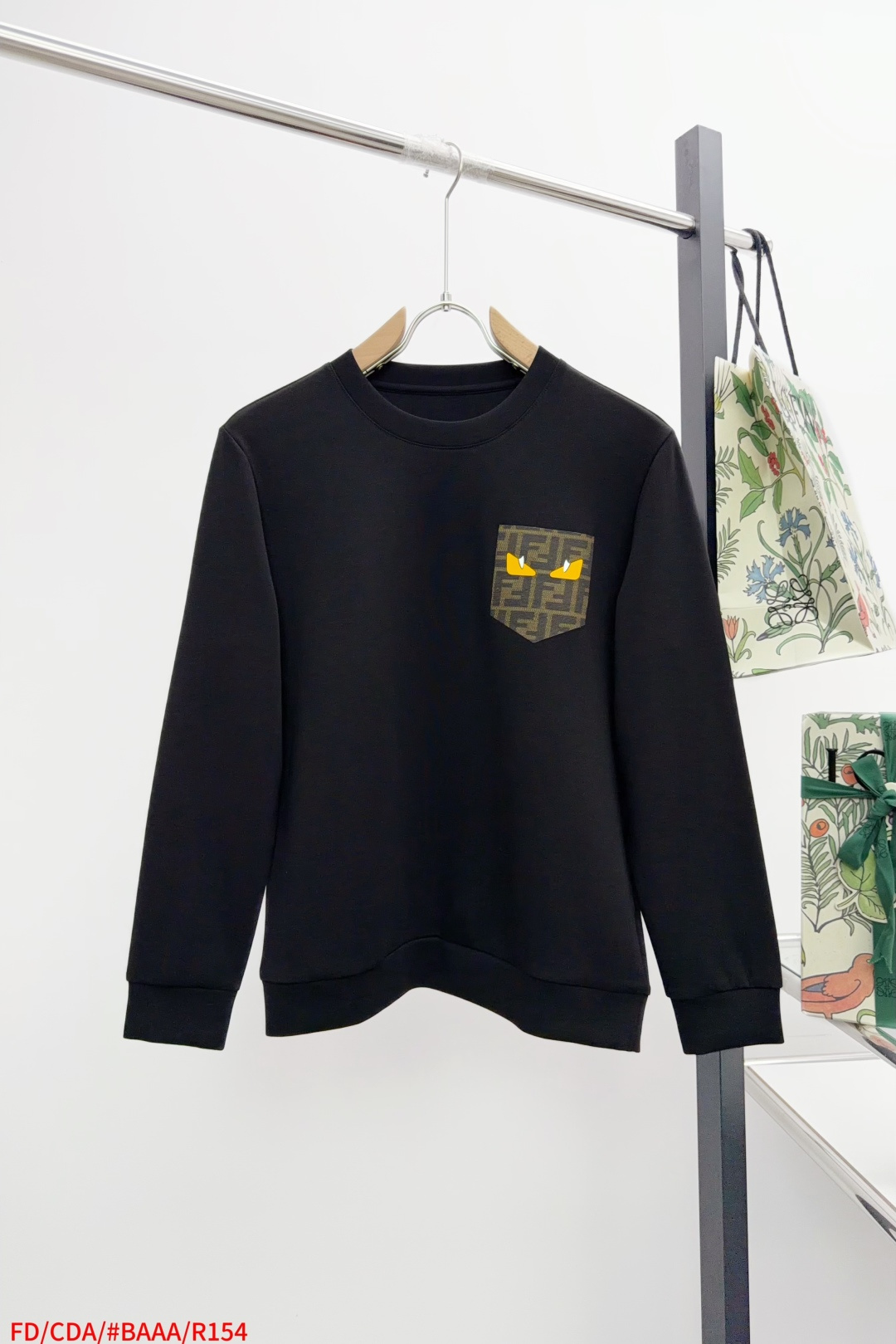 NO:596386,R154 FD Fendi's latest exclusive men's casual pullover, full of urban style, classic and simple round neck, imported fabrics, soft and delicate, skin-friendly and comfortable to wear, a basic foundation is indispensable in a man's wardrobe. It can be used to match various clothes anytime and anywhere to meet your daily needs. The design of the clothes is very simple, with toothbrush embroidery craft logo embellishment, fashionable and versatile, a must-have item for men!  All three standards are complete!  Size M-3XL (please state your height and weight when placing an order),,fendi,alexander wang19860909R154 FD 芬迪独家最新款男士休闲套头高级定制 都市风十足 经典简约大气圆领 进口面料, 柔软细腻 ,穿着亲肤舒适,男人的衣柜都少不了基础打底 ,随时随地都可以拿来搭配各种服饰, 满足您日常生活需求 .衣服设计非常的简洁,标识牙刷绣工艺logo点缀,时尚百搭爆款男士必备单品！ 三标齐全！ 尺码M-3XL（下单请报身高体重）,,fendi,alexander wang,Men's clothing