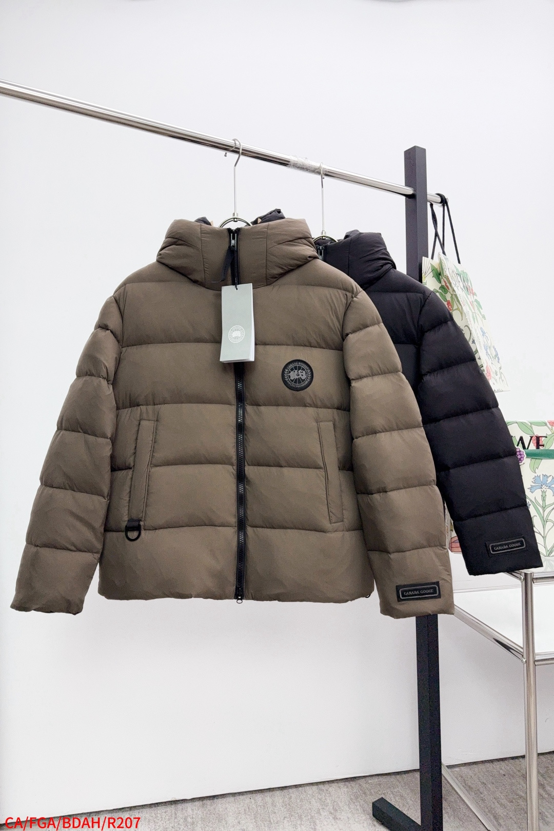 NO:599603,R207 CANADA GOOSE丨Ouyang Nana second generation hooded down jacket black label bread jacket for men and women, black Canada Ouyang Nana second generation latest canada goose black label A must-have black label in the world!  The latest designer styles!  It has always been a favorite of fashion and is loved by fashionistas from all walks of life!  Fashionable hooded cut, high-end customer-supplied fine goose down, high elasticity, smooth zipper, strong and firm. Pockets on both sides can store small items, free your hands, and you can go out without worries. It can also meet the needs of hand pockets. It can be used as a group uniform by many celebrities. This model uses a double-layer anti-velvet liner design, which is super windproof and will be very warm when worn in winter!  New standard 90% goose down filling, high fluffiness, windproof hooded design. When walking outdoors, pull the collar to the highest position, put your hands in the pockets and it will be very warm. It can be easily controlled by all body types!  The interior is equipped with an elastic wind and snow skirt design for better wrapping. The simple and neat style design highlights the masculine temperament. The impeccable style is classic and never goes out of style. It is warm and practical, and it is versatile!  You can enter with your eyes closed!  Filler: 90 goose down size S M L XL XXL three standard complete, skirts, down jacket, hats, alexander wang19860909R207 CANADA GOOSE丨欧阳娜娜二代连帽羽绒服黑标面包服男女款 黑色 Canada欧阳娜娜2代最新canada鹅黑标 界中必不能缺少的黑标！设计师最新款！一直是时尚的热宠,各路达人都很爱！时尚连帽剪裁,高级客供细腻鹅绒 回弹性高,门襟顺滑拉链,结实牢固.两侧口袋,可收纳随身小件物品,解放双手,外出活动无所顾忌,还能满足手插兜的需求出品,能被一众明星拿来当团服的.这款运用了双层防绒内胆设计,防风性能超强,冬天穿会非常保暖！新标90鹅绒填充,蓬松度高,防风连帽设计走在户外把领子拉到最高,双手插进口袋非常暖和了,所有身材都可以轻松驾驭！内里配备弹性风雪裙设计 包裹性更好,简单利落的款式设计彰显男人气质,无可挑款式经典永不过时,保暖又实穿,还炒鸡百搭！可闭眼入的款！ Filler: 90 goose down 尺寸 S M L XL XXL 三标齐全,,skirts,down jacket,hats,alexander wang,Men's clothing