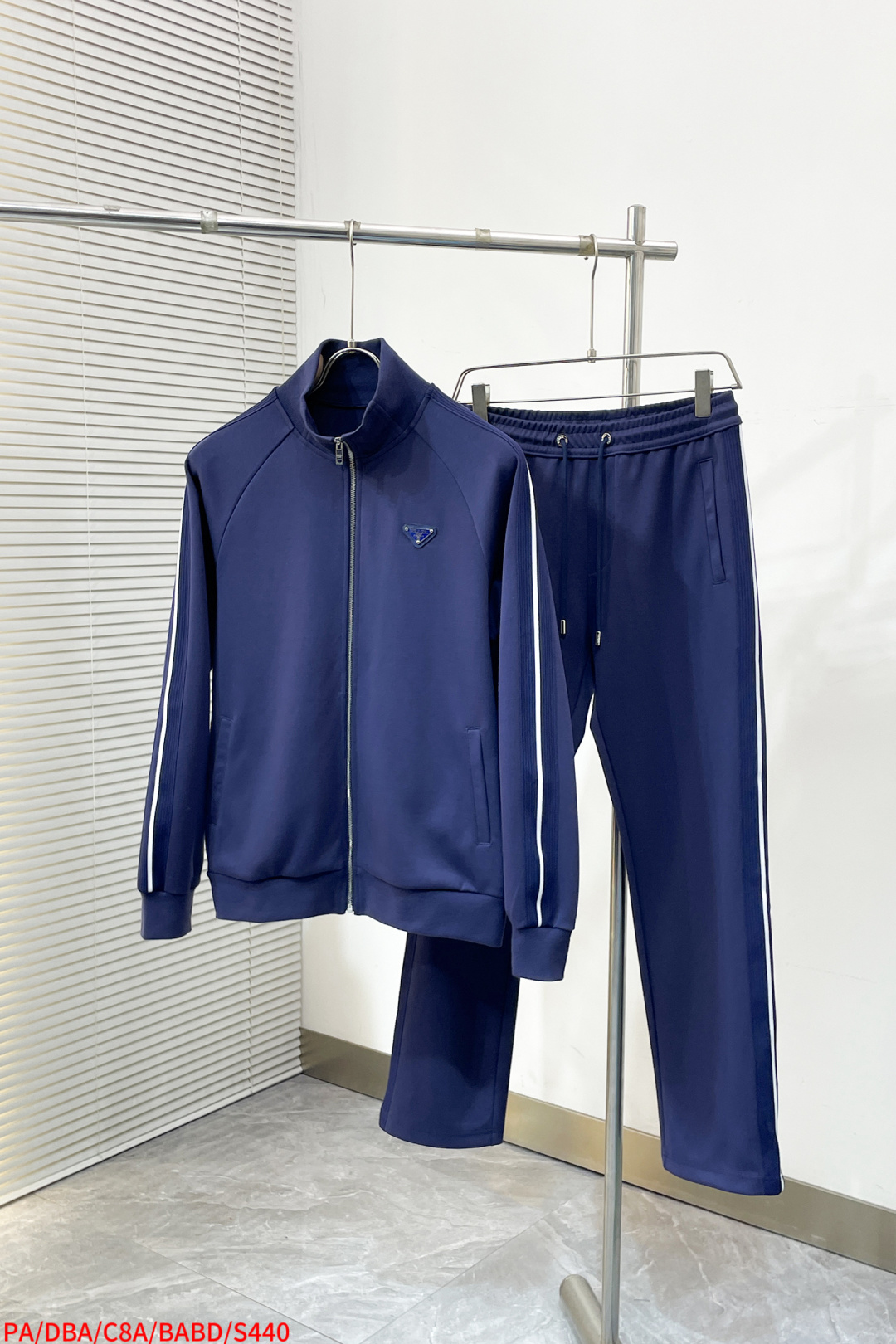 NO:732752,Tops and pants S PA Prada 2026 latest suit - available at the same time, original casual fashion suit, the upper body is very unique!  Eye-catching and bright, imported with high density, comfortable to the touch, the surface has a warm luster, skin-friendly and breathable, simple yet fashionable, extremely high-grade, the upper body is extremely handsome, highly recommended, size M-3XL, complete with three standards, can be sold separately, next day,, prada,19860909上衣 裤子 S PA 普拉达 2026最新品套装-同步有售,原单狠货休闲时尚套装,上身很有特点！吸睛而有亮点,进口 密度高,手感舒适,表面有着温润的光泽,亲肤透气,简单而不失时尚,档次极高,上身帅到爆,极力推荐,码数M-3XL 三标齐全 可拆卖 隔天,,prada,,Men's clothing