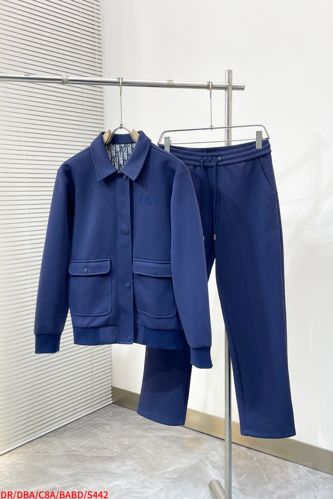 NO:732801,Tops and pants S442 DR Dior 2026 early spring latest suit - available at the same time, original casual fashion suit, the upper body is very unique!  Eye-catching and bright, imported with high density, comfortable hand feel, the surface has a warm luster, pure cotton fabric is skin-friendly and breathable, simple yet fashionable, extremely high-grade, the upper body is extremely handsome, highly recommended, size M-3XL, complete with three standards, can be sold separately, next day, dior,19860909上衣 裤子 S442 DR 迪奥 2026早春最新品套装-同步有售,原单狠货休闲时尚套装,上身很有特点！吸睛而有亮点,进口 密度高,手感舒适,表面有着温润的光泽,纯棉面料 亲肤透气,简单而不失时尚,档次极高,上身帅到爆,极力推荐,码数M-3XL 三标齐全 可拆卖 隔天,,dior,,Men's clothing