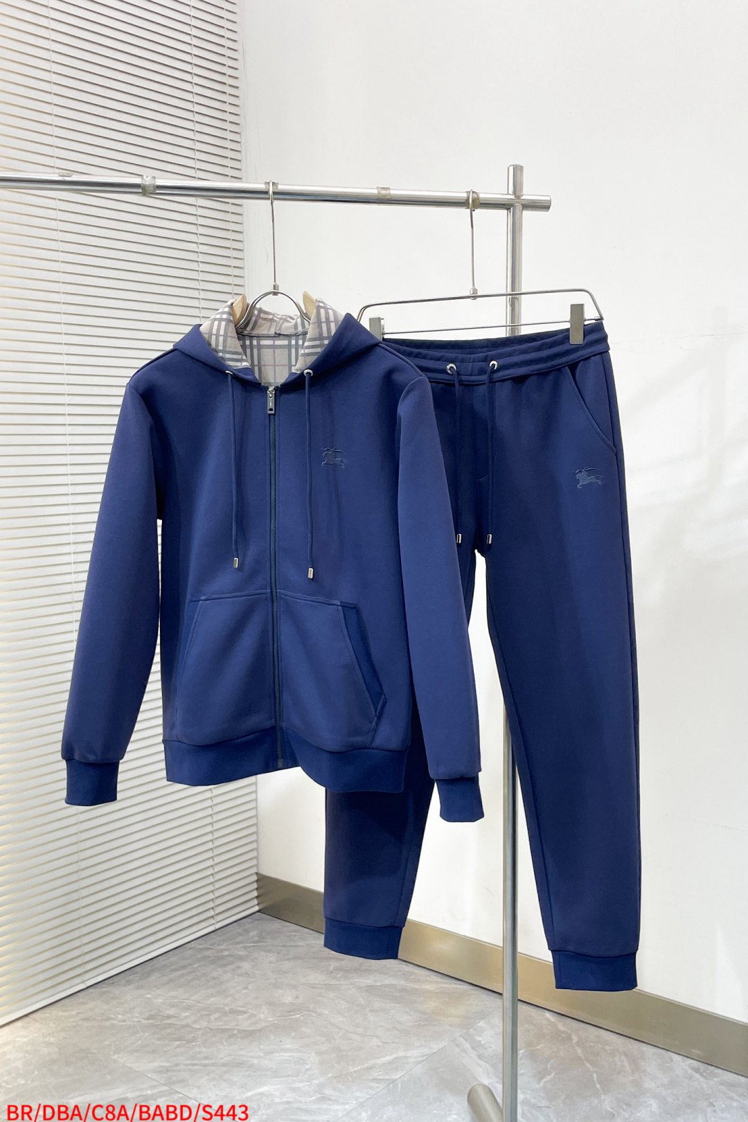 NO:732806,Tops and pants S443 BR Burberry, latest arrival in 2026, available at the same time, original goods, fashionable and casual hooded, imported original pure cotton fabric, comfortable and breathable upper body, top embroidery craft letter pattern decorative logo, original hardware accessories decoration, extremely high grade, comfortable and versatile, handsome upper body, 2 colors recommended, size M-3XL, complete with three standards, can be sold separately, next day,, burberry, burberry, hats,19860909上衣 裤子 S443 BR Burberry 巴宝莉,2026最新品,同步有售,原单狠货,时尚休闲连帽,进口原版纯棉面料,上身舒适透气,顶级刺绣工艺字母图案装饰logo,原版五金辅料装饰,档次极高,舒适百搭,上身帅气十足,2色推荐,码数M-3XL 三标齐全 可拆卖 隔天,,burberry,burberry,hats,,Men's clothing