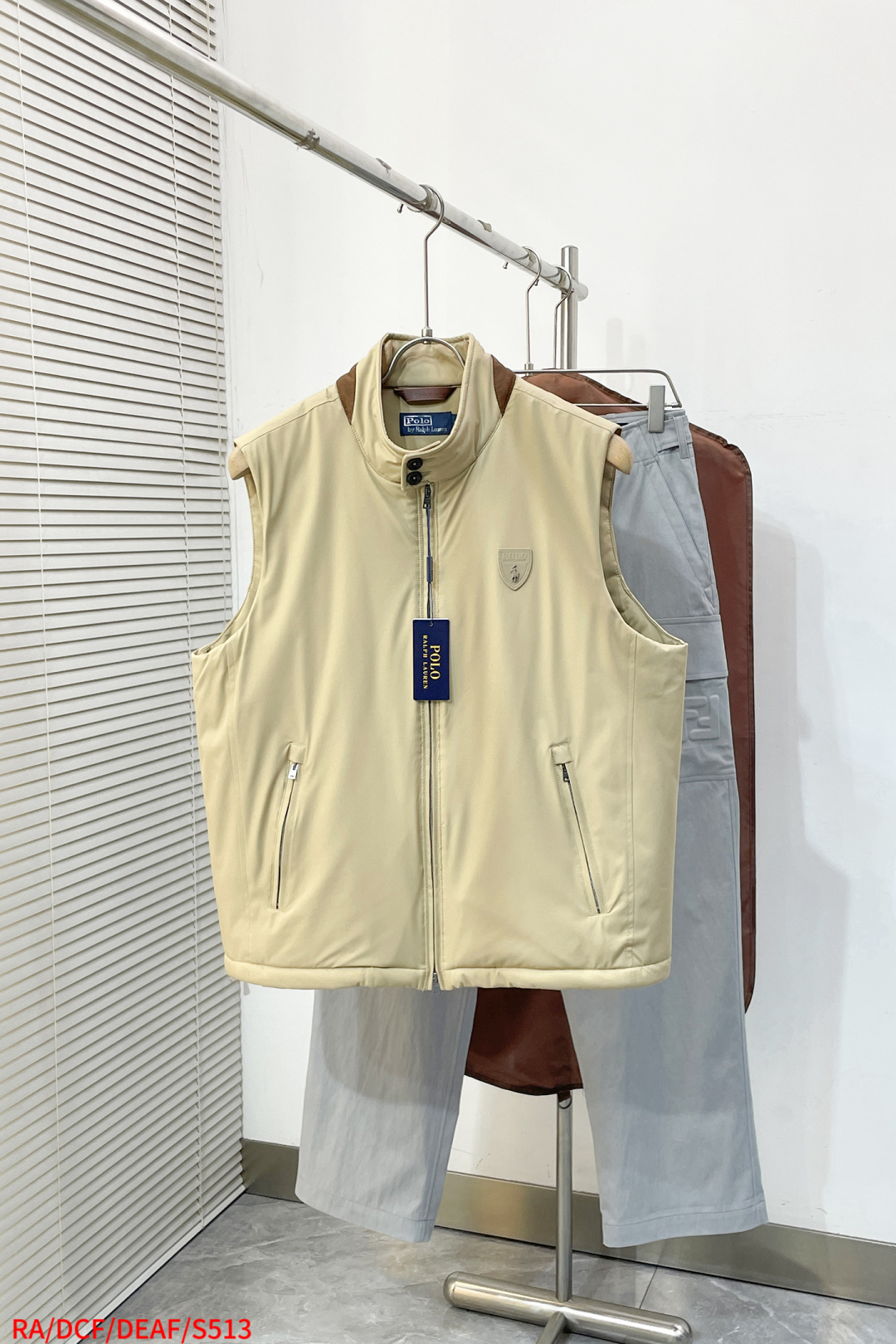 NO:734574,S513 RAh Lauren War Horse Logo Gorham Cotton Vest Vest [Ready Stock] S M L  Each part of the spliced vest (such as front and rear panels, side panels, collar, etc.) is assembled together through precise splicing process after cutting. When splicing, pay attention to aligning the seams to ensure that the whole is smooth and wrinkle-free. 2. Detail processing: For the stitching at the splicing, hidden sewing technology is used to make the stitching less noticeable and improve the aesthetics. At the same time, for parts that are easy to wear, such as collars and cuffs, reinforced splicing or hemming may be used to increase durability.,,19860909S513 RAh Lauren拉夫 战马徽标Gorham棉背心马甲【现货】S M L XL 三标齐全 隔天 外层面料采用高密度的尼龙 面料不仅轻便耐磨,还能有效阻挡外界风雨,同时保持内部干爽. 内层面料: 采用柔软的尼龙塔夫绸,以提供舒适的穿着体验. 1. 分片拼接马甲的各个部分（如前后片、侧片、领口等）在裁剪后,通过精确的拼接工艺组合在一起.拼接时注重对齐缝位,确保整体平整无褶皱. 2. 细节处理对于拼接处的缝线,采用隐藏式缝制技术,使缝线不易察觉,提升美观性.同时,对于易磨损部位,如领口和袖口,可能采用加固拼接或包边处理,增加耐用性.,,,Men's clothing