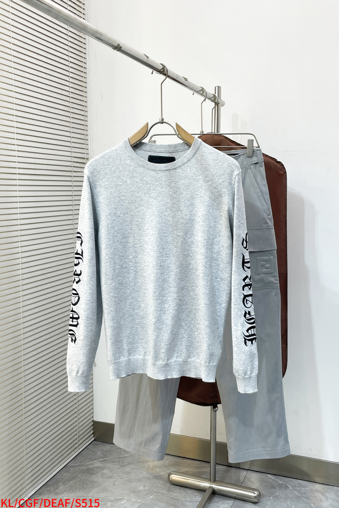 NO:734564,S515 KL Chrome Hearts Scroll Embroidered Sweater ●Material Wool ●Craft Embroidery Production ●Color Gray ●Loose Fit ●Weight About 470 Grams ●Size S-M-L-XL ●Description Selected high-quality wool and cashmere raw materials, blended in a certain proportion. Wool provides warmth and durability, while cashmere gives clothing a soft and delicate touch. The combination of the two makes the fabric both comfortable and practical.  Different from market products, our sweaters feel softer and waxier. We use the milling characteristics of cashmere fiber to shrink the sweaters. We perform ironing treatment on the sweaters to make the clothes smoother and crisper while maintaining the style characteristics. The temperature and pressure need to be precisely controlled during the ironing process to prevent the clothes from deforming or being damaged. The overall wiring is straight and delicate, the fabric is comfortable and soft, and the color is consistent without color difference.  It can be matched with the same style to create a fashionable look, and can be used in various occasions. Customized accessories, complete with three standards, same style for men and women!  The next day,,chrome hearts,sweaters,19860909S515 KL Chrome Hearts 卷轴绣花毛衣 ●面料羊毛面料 ●工艺绣花制作 ●颜色灰色 ●版型宽松版型 ●克重约470克 ●尺码S-M-L-XL ●描述精选高品质的羊毛与羊绒原料,按照一定的比例进行混纺.羊毛提供保暖性和耐用性,而羊绒则赋予衣物柔软细腻的触感,两者的结合使得面料既舒适又实用. 区别市场货、我们毛衣的手感更加软糯.利用羊绒纤维的缩绒特性,对针织衫进行缩毛处理.对针织衫进行整烫处理,使衣物更加平整挺括,同时保持款式特点.整烫过程中需要精确控制温度和压力,以防止衣物变形或损坏.整体走线平直细腻,面料舒适柔软,颜色一致无色差 能与同款搭配营造时尚造型,驾驭各种场合,定制辅料,三标齐全,男女同款！隔天,,chrome hearts,sweaters,,Men's clothing