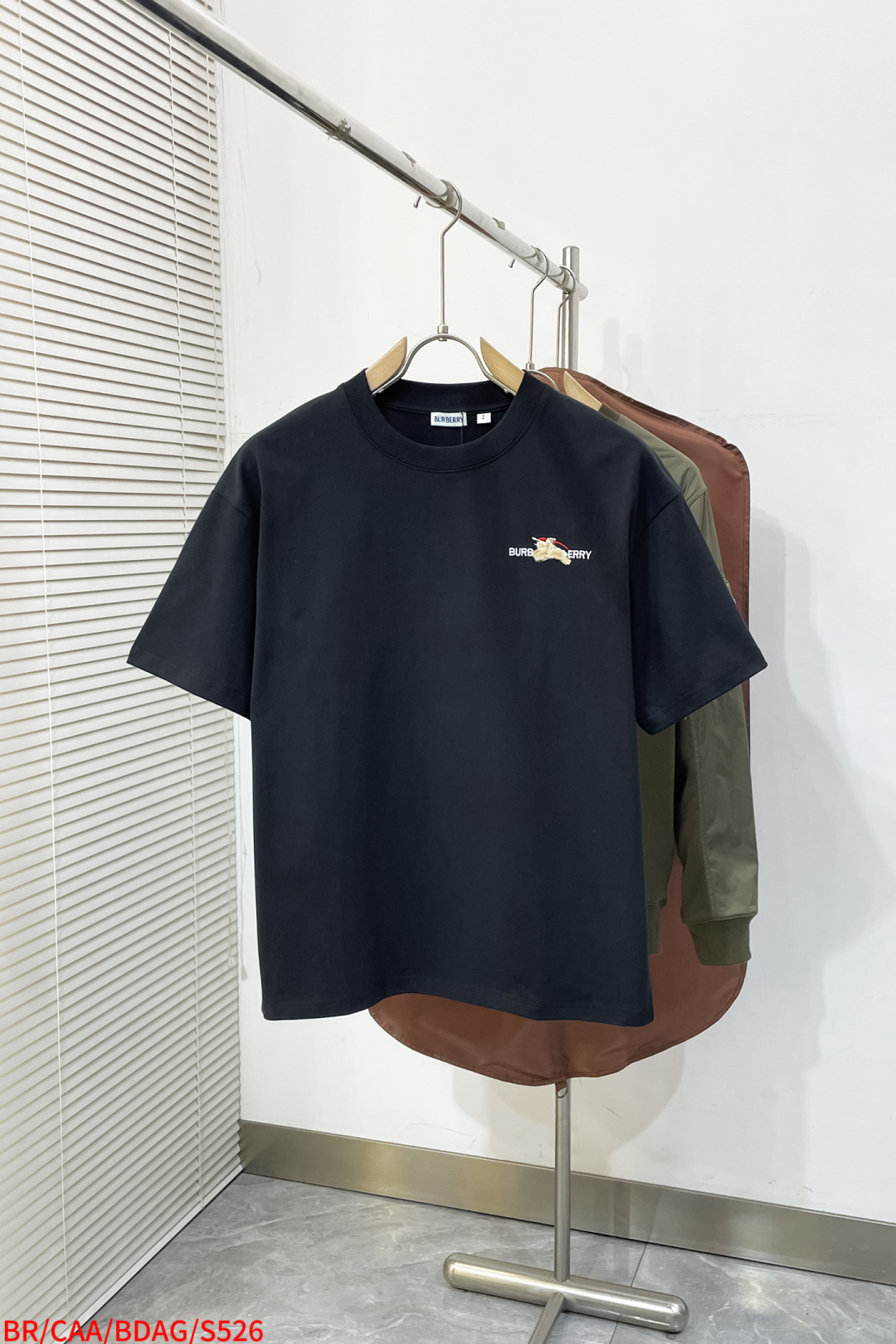 NO:725975,Replaced after the year S526 BR BURBERRY Burberry high quality 320g round neck short-sleeved T-shirt brand classic embroidered war horse letters LOGO 2025ss official synchronization high version high quality fashion personality versatile trend pure original quality original fabric hang tag collar label washed wheat complete three standards color: black. white. size S M L XL,, burberry, burberry, T-shirt, tees, t-shirt,19860909年后退换 S526 BR BURBERRY巴宝莉 高品质320克圆领短袖T恤 品牌经典刺绣战马字母LOGO 2025ss官方同步 高版本 高品质 时尚个性 百搭潮流 纯原品质 原版面料 吊牌 领标 水洗麦 三标齐全 颜色: 黑色.白色. 尺码S M L XL,,burberry,burberry,T-shirt,tees，t-shirt,,Men's clothing