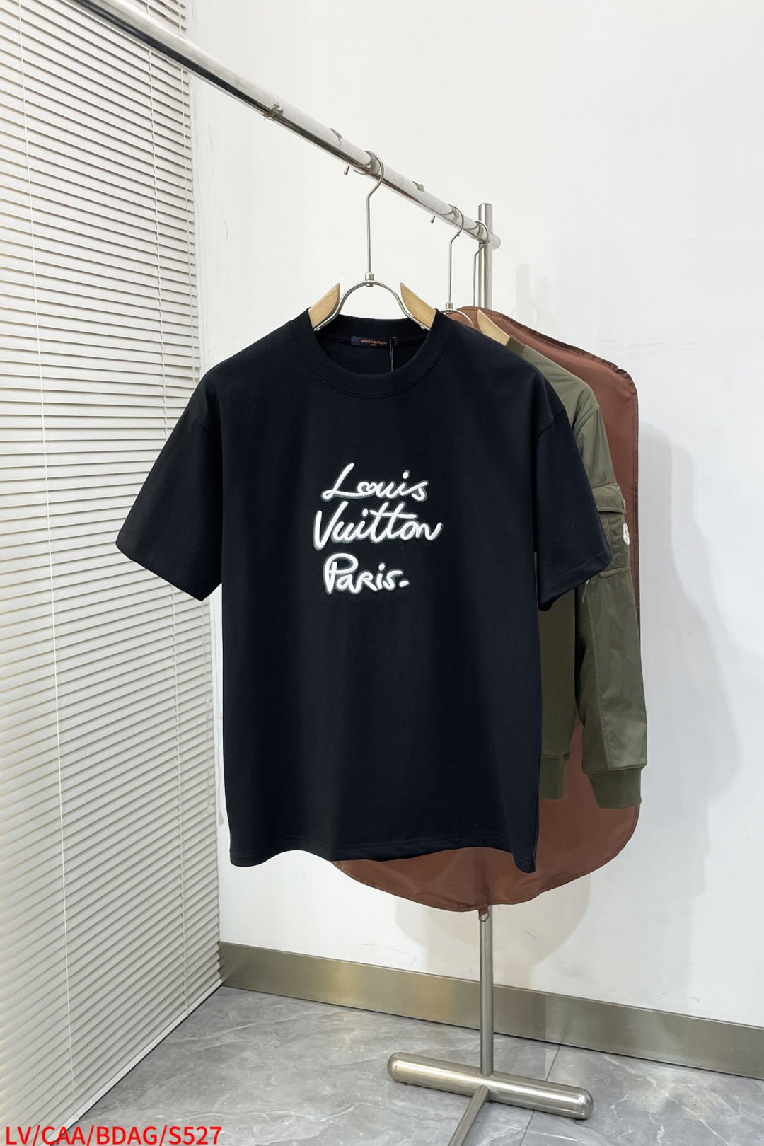 NO:725984,Replaced after the year S527 LV 2026 new embroidered letters couple style short-sleeved T-shirt, high version, high version, original fabric, digital direct printing printing process, the same style as the Internet celebrity star, high version, high quality. The fabric is made of 320g double yarn pure cotton fabric. It feels super comfortable, fashionable and personalized. A super versatile and good-looking T-shirt. Very suitable for both men and women. A must-have for everyone. Packaging, tag, collar label, washed wheat, complete color black, white  Available in sizes S-XL, Louis Vuitton, T-shirt, tees, t-shirt,19860909年后退换 S527 LV 2026新款刺绣字母情侣款短袖T恤 高版本高版本 原版面料 数码直喷印花工艺 网红明星同款  高版本 高 品质 面料采用320克重双纱纯棉面料 手感超级舒服  时尚又个性 超级百搭好看的一款T恤 男女都非常合适 人手必备款 包装 吊牌 领标 水洗麦 齐全 颜色黑色、白色 尺码S-XL 三标齐全,,louis vuitton,T-shirt,tees，t-shirt,,Men's clothing