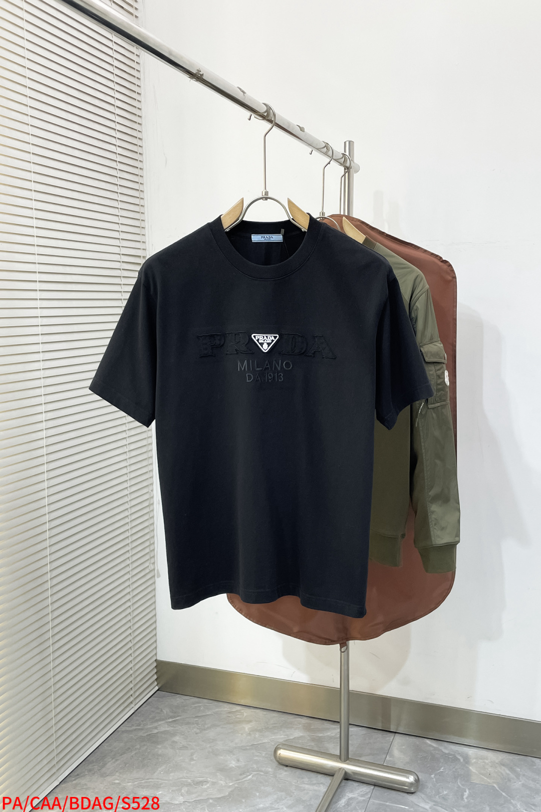 NO:725991,Replaced after the year S528 PA PRADA Triangle letter upgraded, inspired by the 1980s retro Original fabric Official same style 320 grams Customized same vat dyed fabric Very comfortable to the touch The latest brick cabinet synchronization for spring and summer Fashionable and personalized Super versatile and good-looking one Very suitable for both men and women A must-have style Hang tag Collar label Washed wheat Complete with three labels Color: White Black Size S M L XL,, prada, prada,19860909年后退换 S528 PA PRADA 普拉达 三角标字母 升级,灵感源自八十年代复古 原版面料 官方同款 320克 定制 同缸染面料 手感非常舒服  春夏最新砖柜同步 时尚又个性 超级百搭好看的一款 男女都非常合适 人手必备款 吊牌 领标 水洗麦 三标齐全 颜色: 白色 黑色 尺码S M L XL,,prada,prada,,Men's clothing