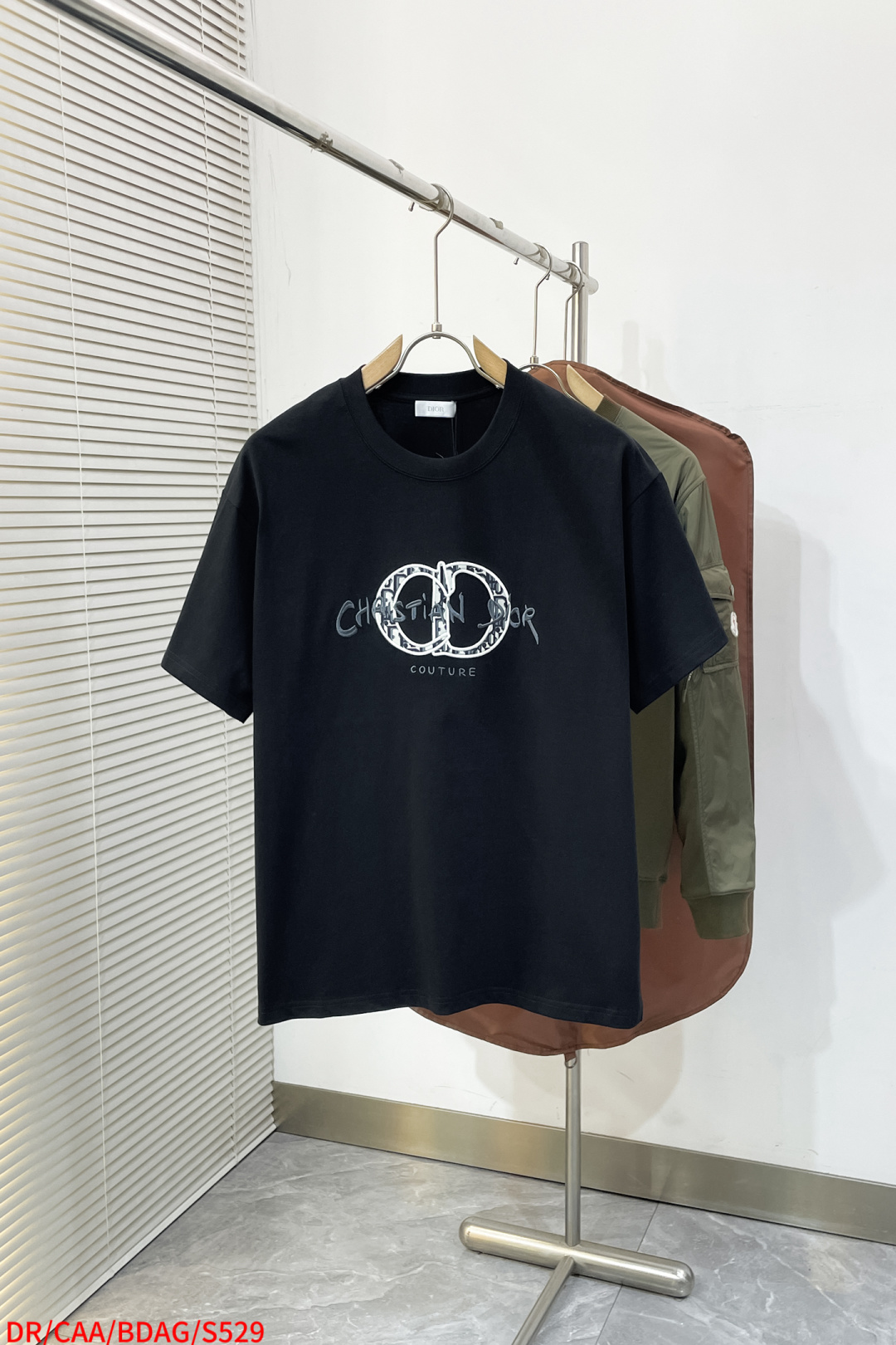 NO:725998,Replaced after the year S529 DR Dior D Home 2026SS latest jacquard CD short-sleeved T-shirt 270g pure cotton material, soft, skin-friendly and breathable, with the brand's classic 'CD' logo in the center of the front, a blue and white classic pattern inside the logo, and exquisite embroidery on the outside. Simple and recognizable, full of fashion sense. Loose version, tolerant to a variety of body shapes, suitable for casual wear. Size S-M-L-XL  Complete with three labels, dior, dior, T-shirt, tees, t-shirt,19860909年后退换 S529 DR Dior D家 2026SS最新款提花CD短袖T恤270g纯棉材质,柔软亲肤又透气,正面中央为品牌经典”CD“标志,标志内蓝白经典图案, 外围精致包边刺绣.简约又有辨识度,时尚感满满.宽松版型,包容多种身材,随意穿搭都很OK. 码数S-M-L-XL 三标齐全,,dior,dior,T-shirt,tees，t-shirt,,Men's clothing