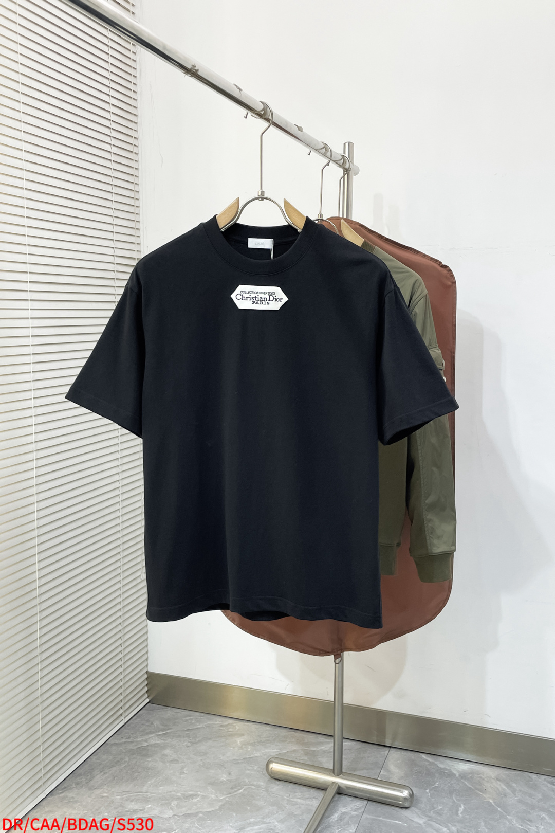 NO:726006,Replacement after the year S530 DR Dior CD 2026Ss latest technology short-sleeved 280g pure cotton double yarn popular spot four-season series short-sleeved, simple basic wardrobe artifact, casual and versatile must-have) first-class workmanship and routing texture, two colors recommended: white and black) exclusive version test upper body no solution, anyone can wear it [strong] size S- XL) complete three standards, dior, T-shirt,19860909年后退换 S530 DR 迪奥 CD 2026Ss最新工艺短袖280g纯棉双纱爆款现货四季系列短袖,简约基础衣橱神器, 休闲百搭必备款）做工走线质感一流,两色推荐白色、黑色）独家版型测试上身无解谁穿都合适[强]码数S- XL）三标齐全,,dior,T-shirt,,Men's clothing