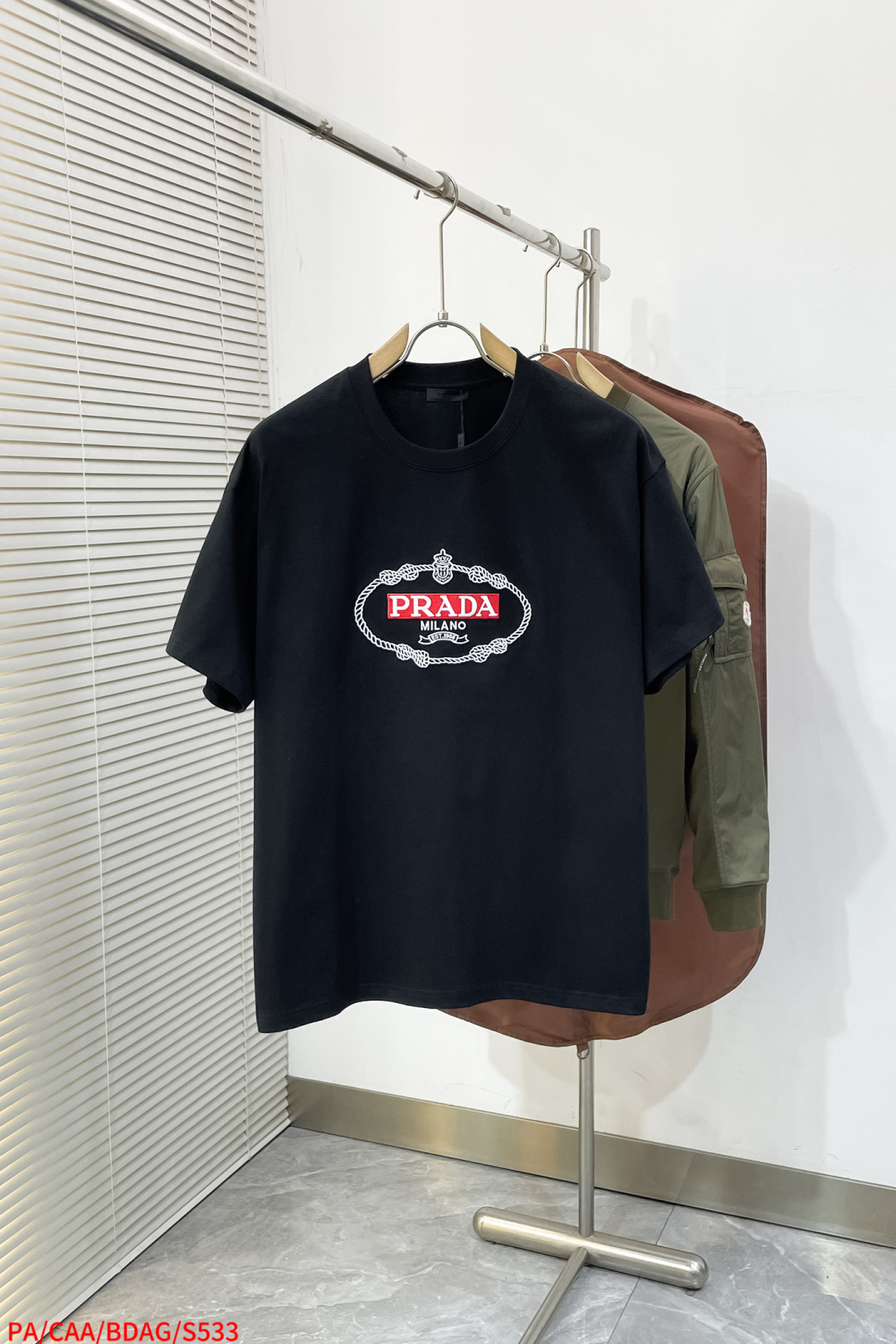 NO:726011,Replaced after the end of the year S533 PA PRADA Prada 2026 new imported high-density hemp rope embroidered letter logo, same style for men and women, short-sleeved T-shirt ·Customized 320g weight double yarn pure cotton fabric ·Dyeing 32 double-strand threads ·Collar tag main mark Three complete labels Color black white Size S M L XL,, prada, prada, T-shirt, tees, t-shirt,19860909年后退换 S533 PA PRADA 普拉达 2026新款 进口机高密度麻绳刺绣字母logo 男女同款 短袖t恤 ·定制320克重双纱纯棉面料 ·定染32支双股螺纹 ·领标吊牌主唛 三标齐全 颜色黑色 白色 尺码S M L XL,,prada,prada,T-shirt,tees，t-shirt,,Men's clothing