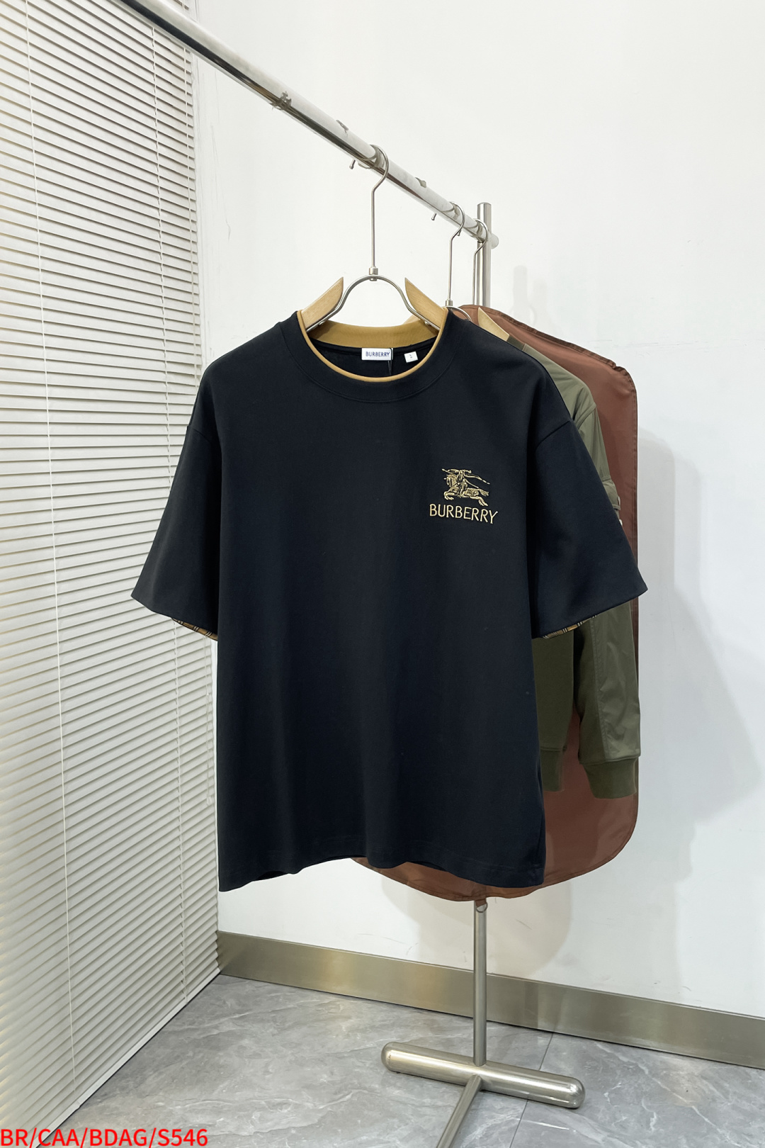 NO:726027,Replacement after the new year S546 BBR new model exclusive limited edition 25 years latest and top class classic war horse rubber embroidery logo exquisite heavy craftsmanship The 280g washed fabric T-shirt is well-deserved as the leader in the luxury world. The first thing that catches the eye on the piece I am going to talk about today is the loose and comfortable two styles~~ The ribbed round neck has become the best modification of its style, and it is used as the upper body LOGO listed on the chest. It is also a unique pin design, using a solid color design, which highlights the texture! Cow Black and white, the most traditional modification method and the simplest color scale contrast form the strongest and direct contrast, and this is often the most concise and clear minimalist modification method~~A nostalgic classic atmosphere also spreads in this work inadvertently! ! Coupled with the blessing of pure cotton material, both the upper body comfort and the existence are unparalleled. It can be said to be a must-have companion in summer. The excellent breathability and comfortable wearing feeling are unparalleled~ Recommended! ! Size S M L XL Color black white Complete with three labels, tees, t-shirt,19860909年后退换 S546 BBR 新款独家限定 25年最新最顶级 经典战马胶刺绣logo 精美重工艺 280克洗水面料T恤作为奢侈界的龙头,可谓是当之无愧了,而今天要说的这件作品,首先映入眼帘的就是宽松舒适两大版型~~罗纹圆领成了其版型的最好修饰,而则是作为了上身LOGO罗列在前胸,更是匠心独具的别针设计,采用纯色设计,更加凸显质感！牛 黑白相间,最为传统的修饰方式加上最为简单的色阶对比形成了最为强烈而直接的对比,而这往往又是最为简洁明了的极简修饰方式~~一种怀旧的经典气息也在此作上不经意的蔓延开来！！ 加上純棉材质的加持,无论是上身舒适度还是都是无可比拟的存在,可以说是夏日必备的良伴,优秀的透气性和舒适的穿搭感都是无可比拟的~推荐！！ 尺码S M L XL 颜色黑色 白色 三标齐全,,tees，t-shirt,,Men's clothing