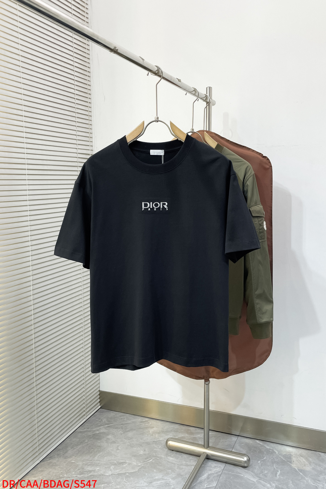 NO:726018,Replaced after the year S547 DR Dior 2026 new embroidered letter logo couple short-sleeved T-shirt. Original fabric. Digital direct printing technology. Same style as Internet celebrity. The fabric is made of 320g heavy double yarn pure cotton fabric. It feels super comfortable, fashionable and personalized. A super versatile and good-looking T-shirt. Very suitable for both men and women. A must-have style. Tag. Collar label. Washed wheat. Complete color. Black, white. Size S-XL  Complete with three labels, dior, T-shirt, tees, t-shirt,19860909年后退换 S547 DR 迪奥2026新款刺绣字母logo情侣款短袖T恤 原版面料 数码直喷印花工艺 网红明星同款 面料采用320克重双纱纯棉面料 手感超级舒服  时尚又个性 超级百搭好看的一款T恤 男女都非常合适 人手必备款 吊牌 领标 水洗麦 齐全 颜色黑色、白色 尺码S-XL 三标齐全,,dior,T-shirt,tees，t-shirt,,Men's clothing