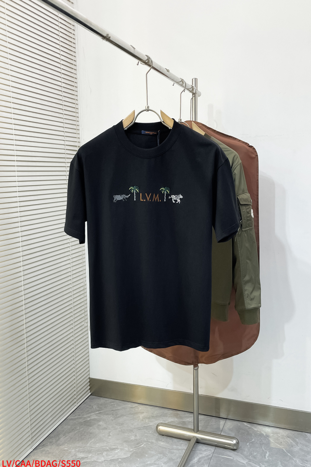 NO:734517,S550 LV Louis Vuitton 2026 new style Animal World embroidered letter logo Customized leather stamp on the back Uniform short-sleeved T-shirt for men and women ·Customized 320g double-yarn pure cotton fabric ·Custom-dyed 32-count double-strand thread ·Collar tag main mark Three complete labels Color black white Size S M L XL,, louis vuitton, louis  vuitton,T-shirt,tees,t-shirt,19860909S550 LV Louis Vuitton 2026新款 动物世界刺绣字母logo 后背定制皮章 男女同款 短袖t恤 ·定制320克重双纱纯棉面料 ·定染32支双股螺纹 ·领标吊牌主唛 三标齐全 颜色黑色 白色 尺码S M L XL,,louis vuitton,louis vuitton,T-shirt,tees，t-shirt,,Men's clothing