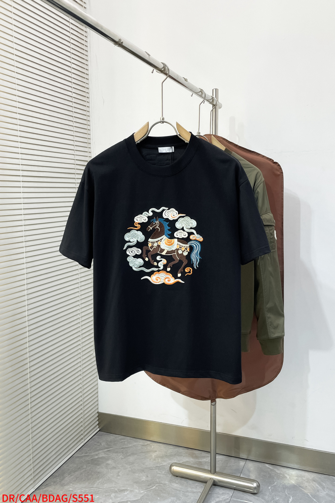 NO:734522,S551 DR DIOR Dior high-quality 320g round neck short-sleeved T-shirt brand classic color-blocked clouds and horses embroidered letters LOGO 2026ss early spring official synchronization high version high quality fashion personality versatile trend pure original quality original fabric hang tag collar label washed wheat three labels complete color: black. white. size S M L  XL,,dior,dior,T-shirt,tees,t-shirt,19860909S551 DR DIOR迪奥 高品质320克圆领短袖T恤 品牌经典 拼色万针云朵马匹刺绣字母LOGO 2026ss早春官方同步 高版本 高品质 时尚个性 百搭潮流 纯原品质 原版面料 吊牌 领标 水洗麦 三标齐全 颜色: 黑色.白色. 尺码S M L XL,,dior,dior,T-shirt,tees，t-shirt,,Men's clothing