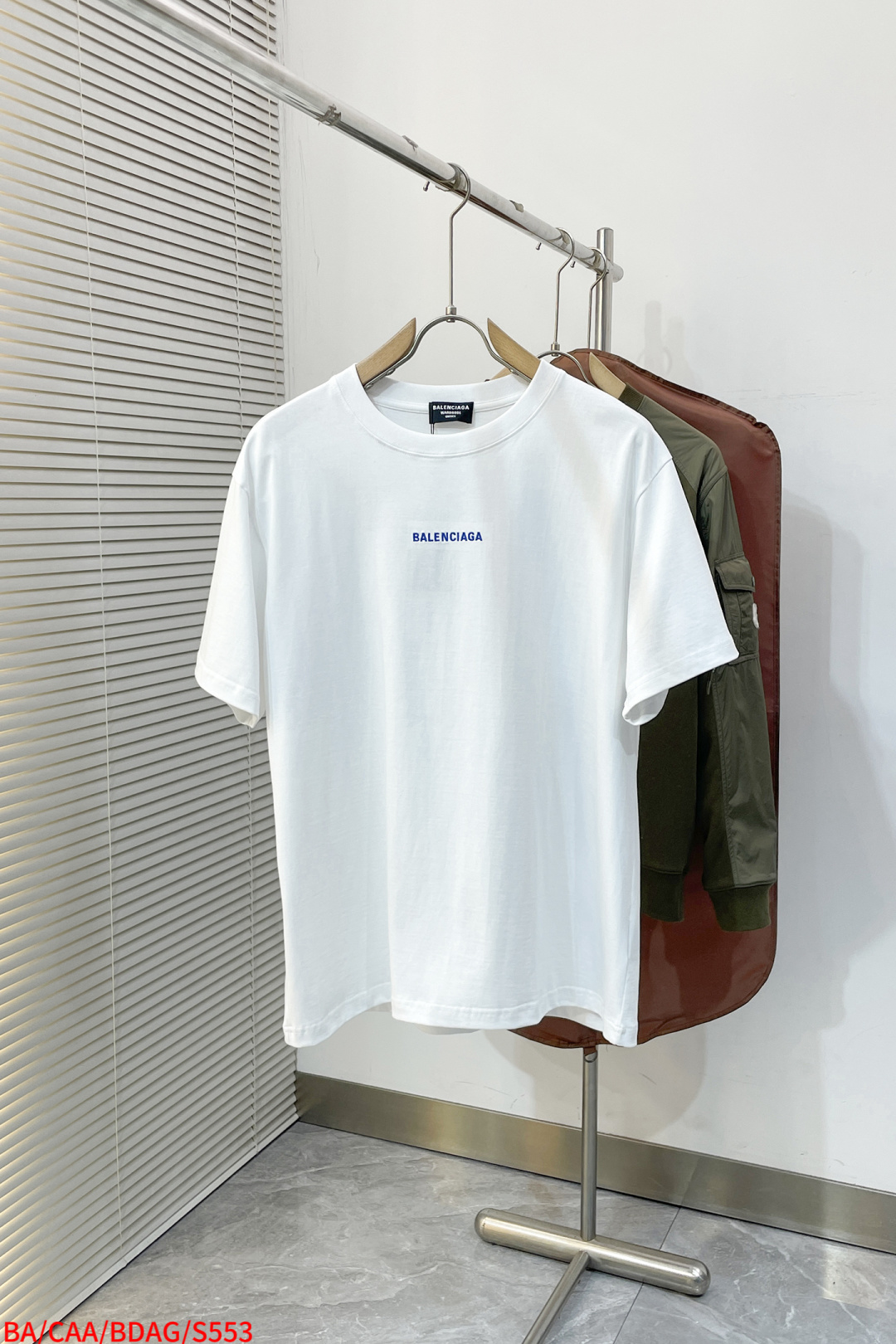 NO:734526,S553 BALENCIAGA BLCG red letter embroidered short-sleeved T-shirt. Customized densely woven plain knitted fabric, using imported machine embroidery technology, using advanced computer control systems and precision mechanical components to achieve embroidery operations. High precision, smooth and delicate lines. The fabrics have been washed, with better hand feel and texture. Not easy to deform, not easy to shrink, not easy to fade, loose version B SizeS-XL  Complete with three standards, balenciaga, balenciaga, T-shirt, tees, t-shirt,19860909S553 BALENCIAGA巴黎世家BLCG 红字母刺绣短袖T恤 定制密织平纹针织料,采用进口机刺绣工艺,使用先进的计算机控制系统和精密的机械部件实现刺绣作业,精度高,线条流畅而细腻,面料都经过浇洗,手感质感更佳,不易变形,不易缩水,不易褪色,宽松版型 B SizeS-XL 三标齐全,,balenciaga,balenciaga,T-shirt,tees，t-shirt,,Men's clothing