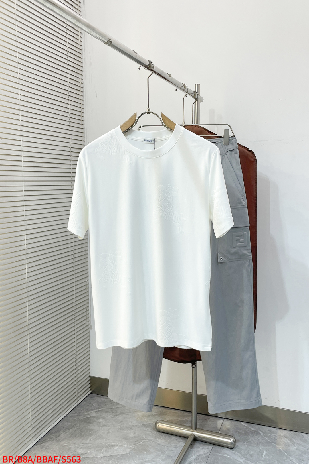 NO:734494,S563 BR Burberry 2026ss new spring and summer new short-sleeved T-shirt, high-end limited series, original order, customized fabric is very eye-catching, visually very fresh, very beautiful and fashionable, interpreting a new tone and youthful vitality, exquisite and ingenious design, meeting the simple needs of commuters for clothing, the upper body effect is very good, slimming, not picky about the figure. The fabric workmanship... impeccable, the upper body feels skin-friendly  Good breathability, good cleanliness, simple and easy to match, extremely high-grade, a must-have item for everyone!  Size S-2XL Color black-white Complete three labels, burberry, T-shirt, tees, t-shirt,19860909S563 BR 巴宝莉 2026ss新品 春夏新款短袖T恤,高端限量系列,原单狠货,定制面料很吸引眼球 视觉方面相当提鲜,非常绝美时髦,诠释出全新的腔调和年轻活力感,精湛绝伦的匠心设计,满足通勤人们对于着装的简约需求,上身效果很好,显瘦,不挑剔身材.面料做工…无可挑剔,上身感 亲肤 透气好,好净版简约易搭配,档次极高,人手必备单品！ 码数S-2XL 颜色黑色-白色 三标齐全,,burberry,T-shirt,tees，t-shirt,,Men's clothing