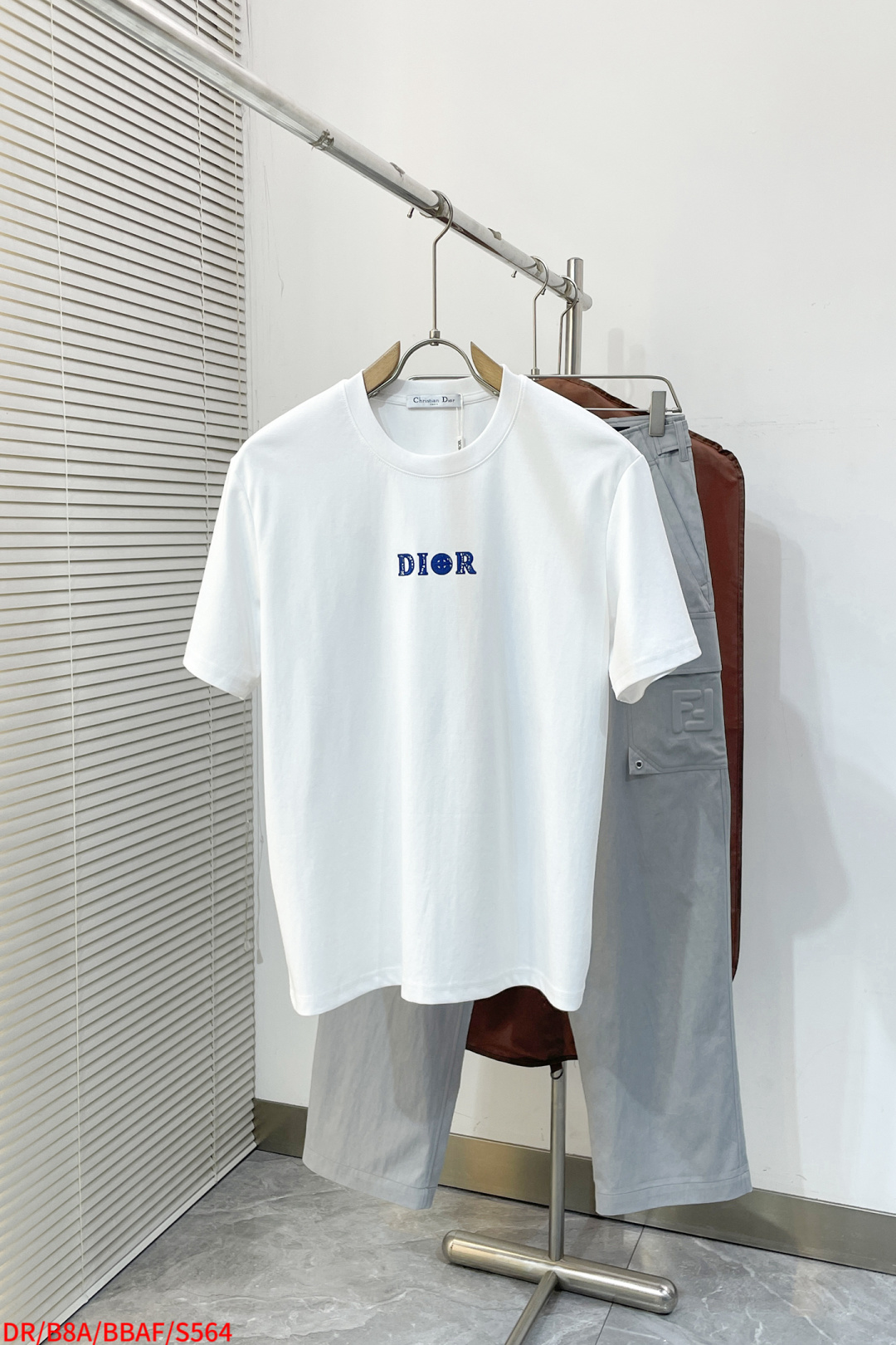 NO:734504,S564 DR Dior 2026ss spring and summer new model debuts the latest short-sleeved round neck T-shirt, high-end custom design, avant-garde and fashionable!  Soft to the touch. Comfortable to wear. Exquisite stitching. Fine workmanship. The upper body effect is incomparably handsome!  A must-have item for a stylish man!  Color Black White Size S-2XL Complete with three labels, dior, dior, T-shirt, tees, t-shirt,19860909S564 DR Dior迪奥 2026ss 春夏新款首发最新款短袖圆领T恤 高端订制 设计前卫时尚！手感柔软.穿着舒适.级别精致车线.做工精细.上身效果无敌帅气！型男必备单品！ 颜色黑色 白色 码数S-2XL 三标齐全,,dior,dior,T-shirt,tees，t-shirt,,Men's clothing