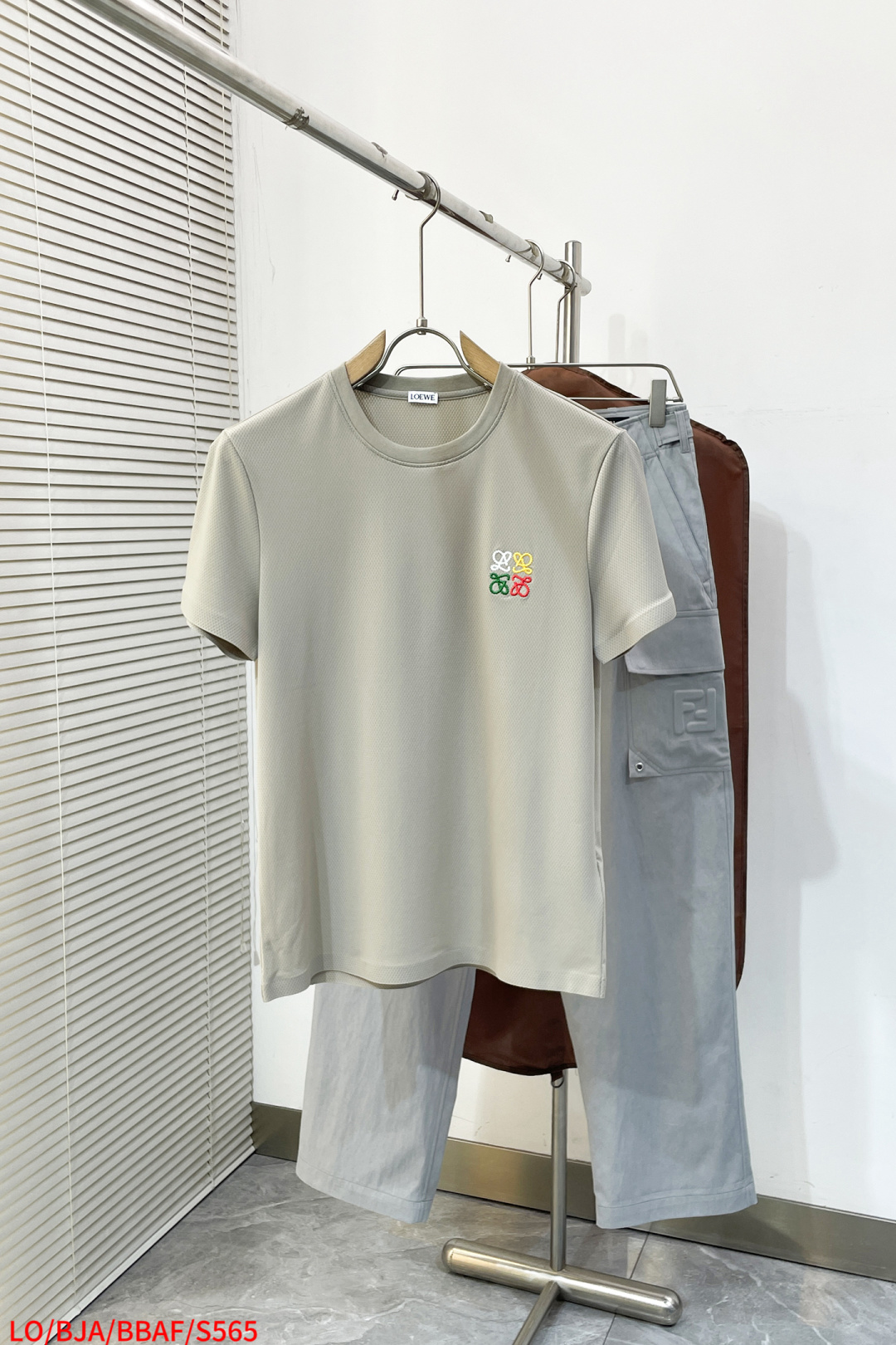 NO:726041,Replaced after the end of the year S565 LOEWE 2026 spring and summer new style debuts the latest short-sleeved round neck T-shirt. High-end customization. Classic brand logo embroidery design. High-end custom fabric. Soft feel. Comfortable to wear. Exquisite stitching. Fine workmanship. The upper body effect is incomparably handsome!  A must-have item for a stylish man!  Color black khaki Size S-2XL Complete three labels, loewe, T-shirt, tees, t-shirt,19860909年后退换 S565 LOEWE 2026春夏新款首发最新款短袖圆领T恤 高端订制 经典品牌logo刺绣工艺设计 高端定制面料.手感柔软.穿着舒适.级别精致车线.做工精细.上身效果无敌帅气！型男必备单品！ 颜色黑色 卡其 码数S-2XL 三标齐全,,loewe,T-shirt,tees，t-shirt,,Men's clothing