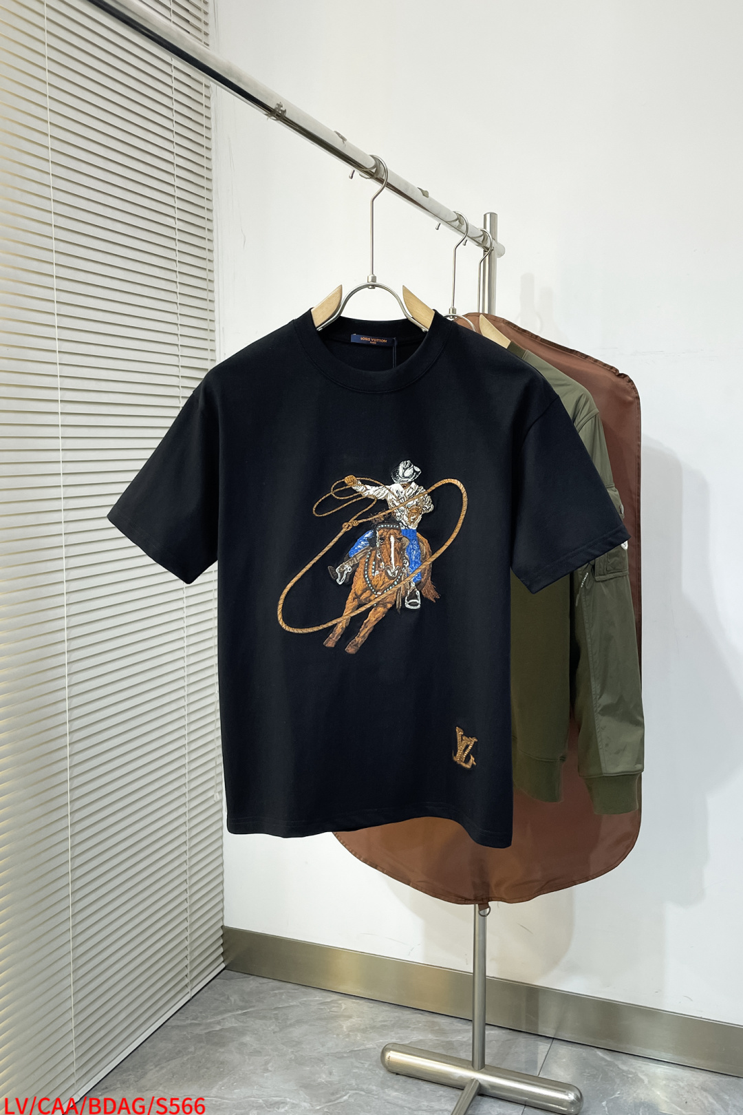 NO:734514,S566 LV Louis Vuitton high quality 320g round neck short-sleeved T-shirt brand classic 1V front and rear heavy embroidery western denim horse rope letters LOGO 2026ss early spring official synchronization high version high quality fashion personality versatile trend pure original quality original fabric hangtag collar label washed wheat three labels complete color: black. white. size S M L XL, Louis Vuitton, Louis  vuitton,T-shirt,tees,t-shirt,19860909S566 LV Louis Vuitton 高品质320克圆领短袖T恤 品牌经典 1V 前后重工刺绣西部牛仔套马绳索字母LOGO 2026ss早春官方同步 高版本 高品质 时尚个性 百搭潮流 纯原品质 原版面料 吊牌 领标 水洗麦 三标齐全 颜色: 黑色.白色. 尺码S M L XL,,louis vuitton,louis vuitton,T-shirt,tees，t-shirt,,Men's clothing